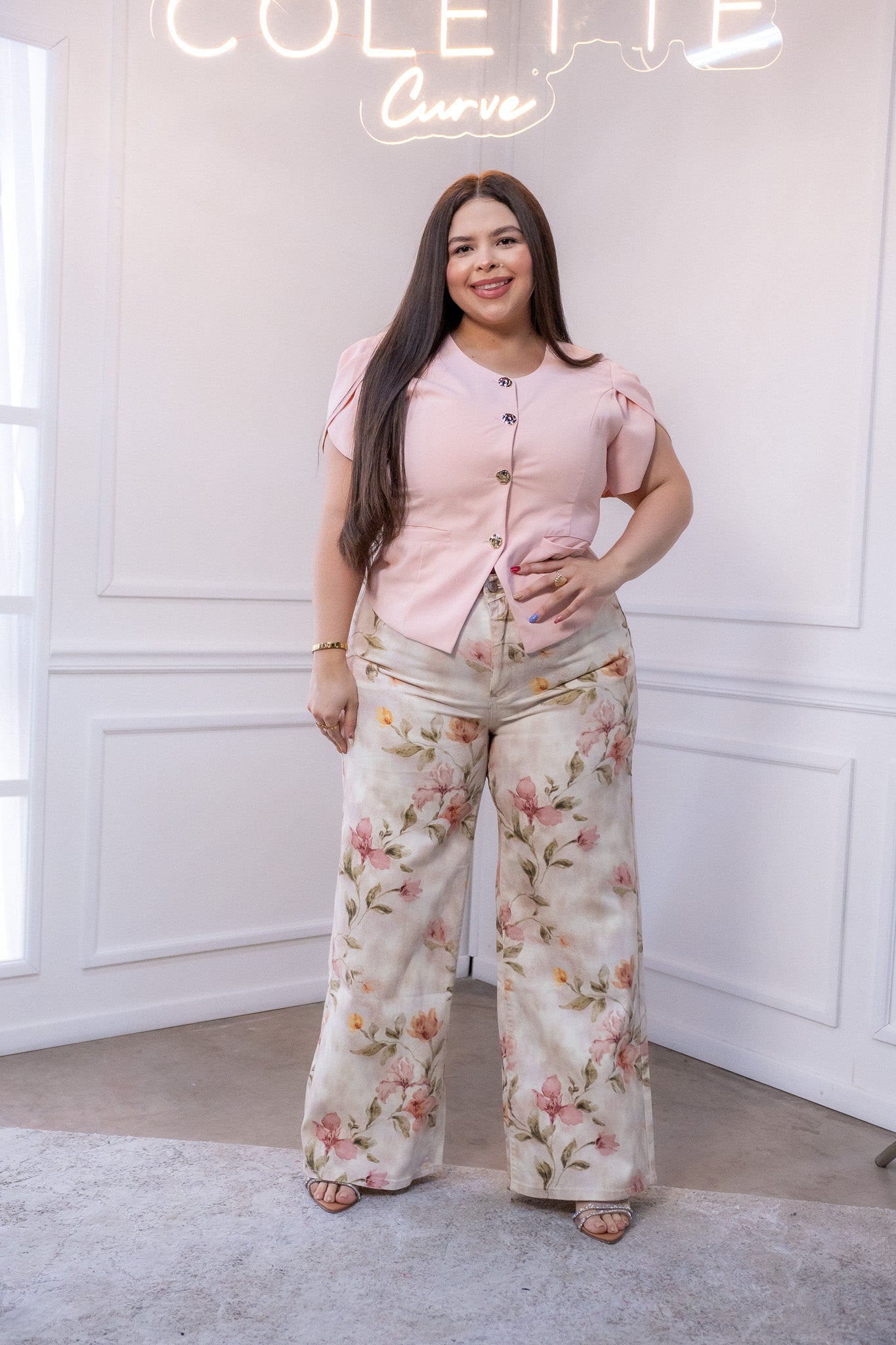 Blusa Curvy Rosa con Botones Dorados Manga Abullonada Elegante