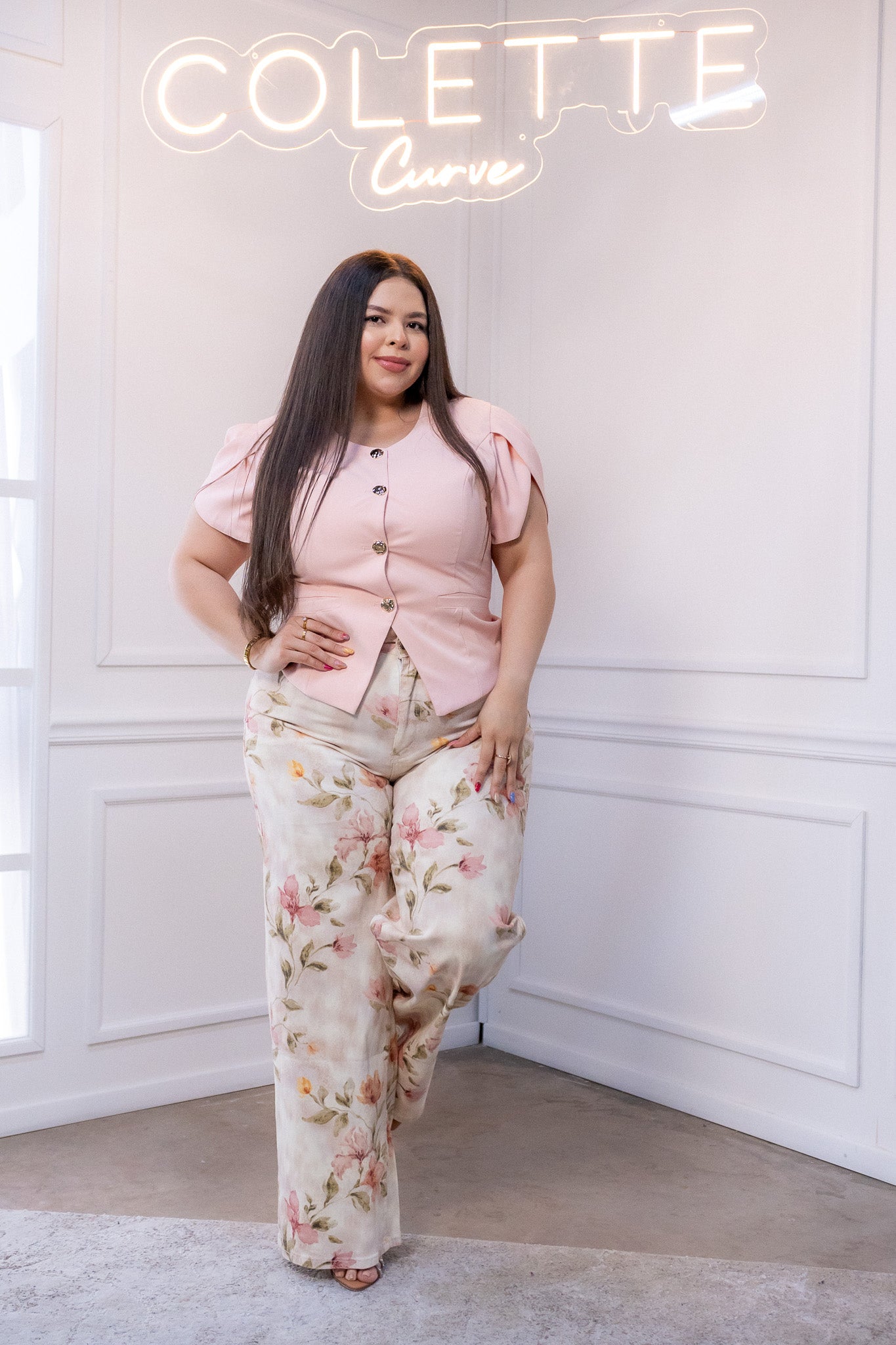 Blusa Curvy Rosa con Botones Dorados Manga Abullonada Elegante