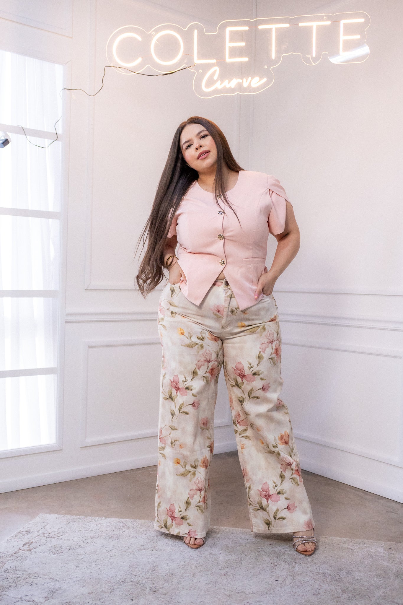 Blusa Curvy Rosa con Botones Dorados Manga Abullonada Elegante