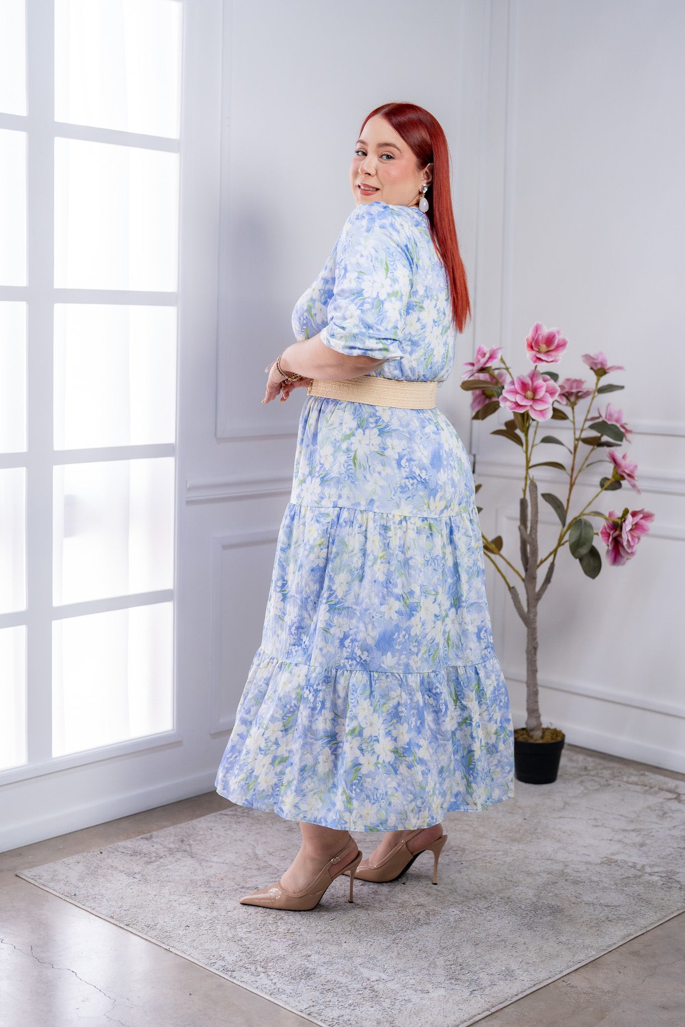 Vestido Maxi Curvy Floral Azul con Escote en V y Falda Escalonada