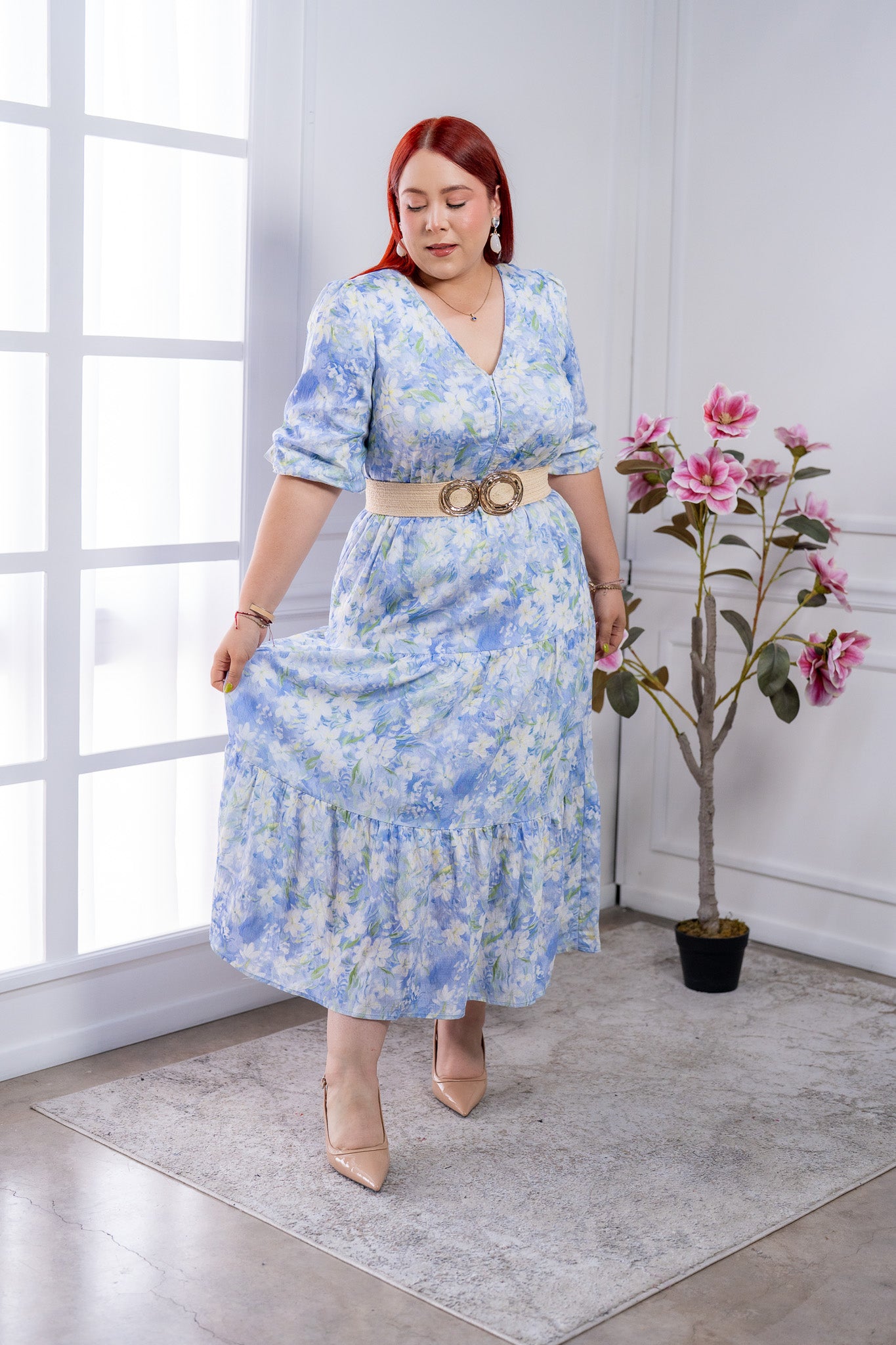Vestido Maxi Curvy Floral Azul con Escote en V y Falda Escalonada