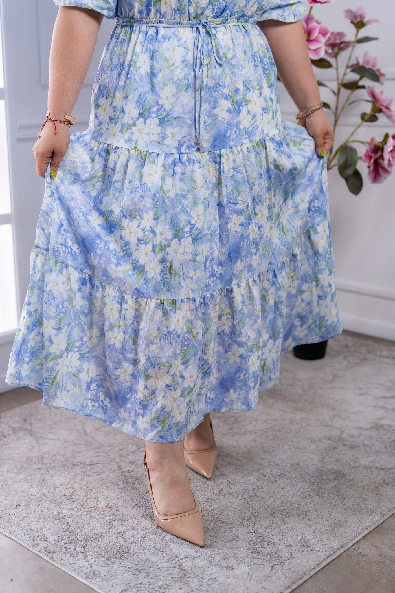 Vestido Maxi Curvy Floral Azul con Escote en V y Falda Escalonada