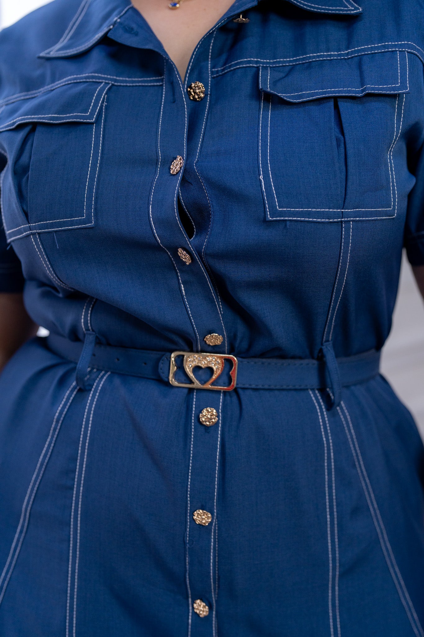 Vestido Midi Curvy Azul Tipo Denim con Pespuntes Blancos y Cinturón