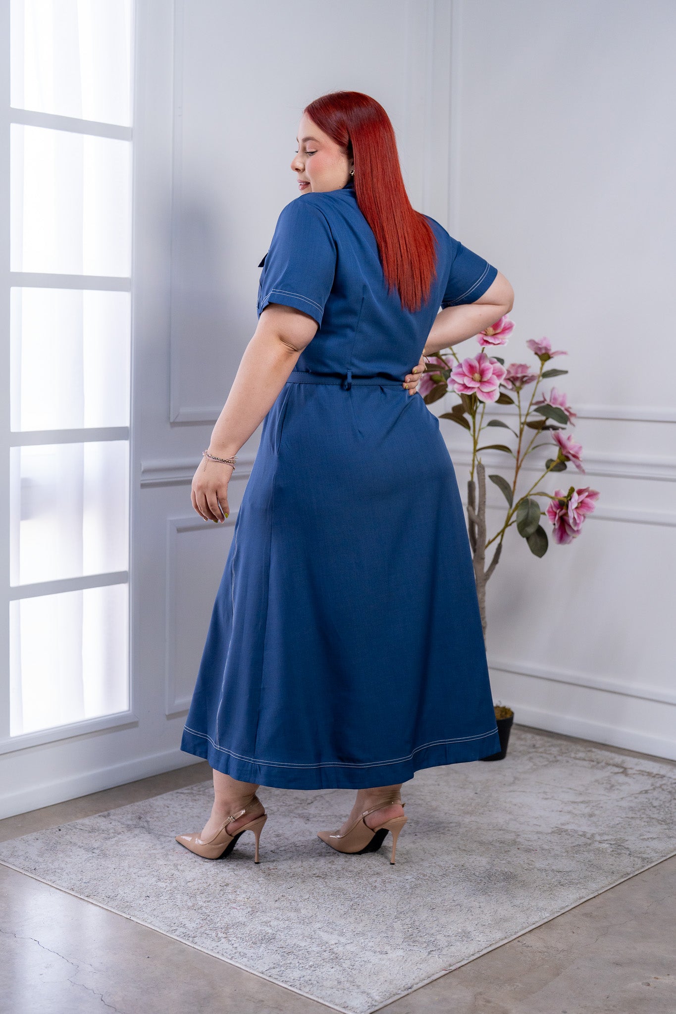 Vestido Midi Curvy Azul Tipo Denim con Pespuntes Blancos y Cinturón