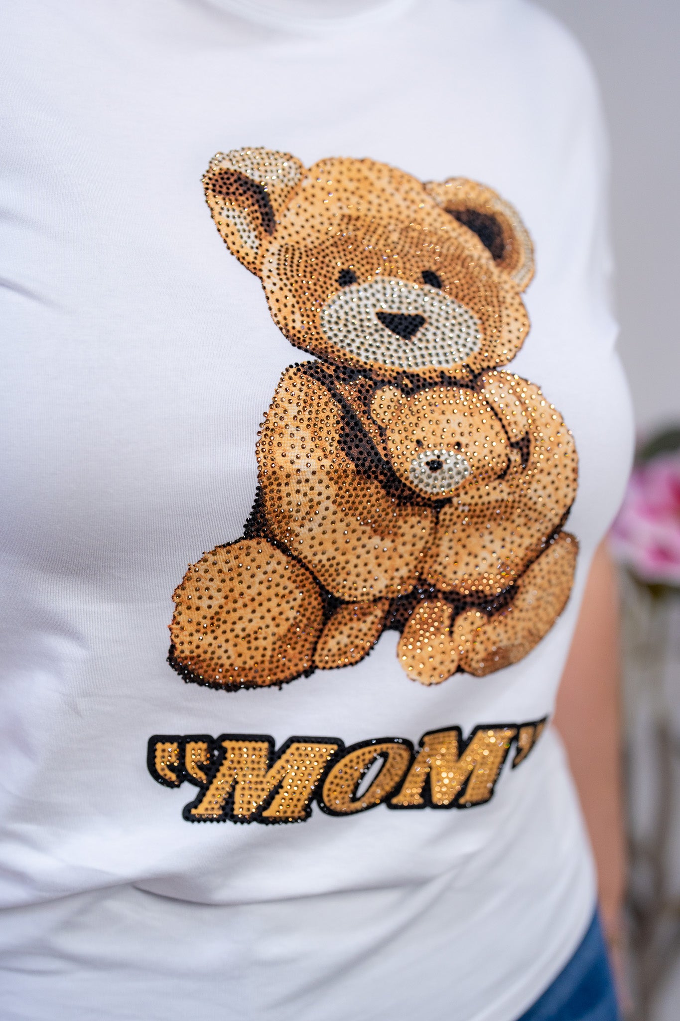 Playera Curvy Blanca MOM con Osito de Pedrería y Aplicaciones