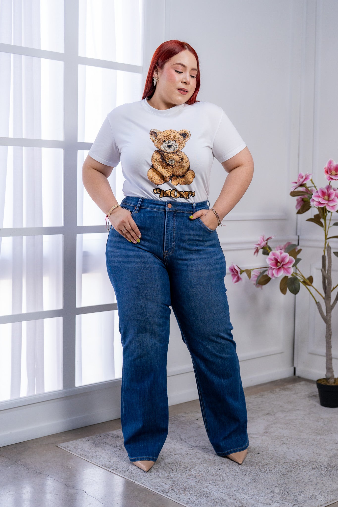 Playera Curvy Blanca MOM con Osito de Pedrería y Aplicaciones