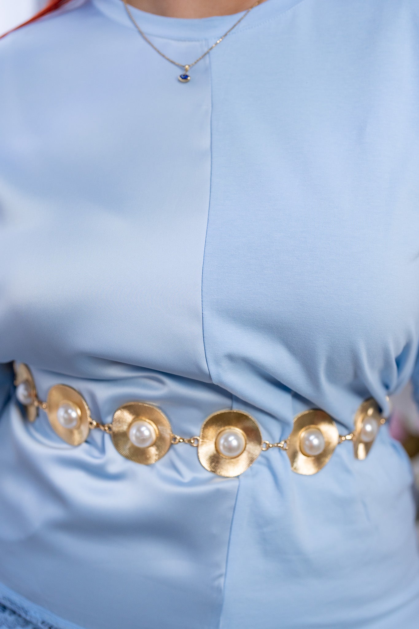 Blusa Curvy de Satín Azul Cielo con Encaje en Mangas y Ruedo