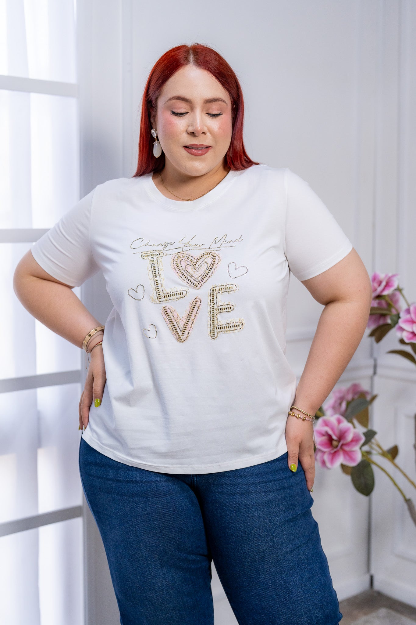 Playera Curvy Blanca LOVE con Pedrería y Bordado Statement