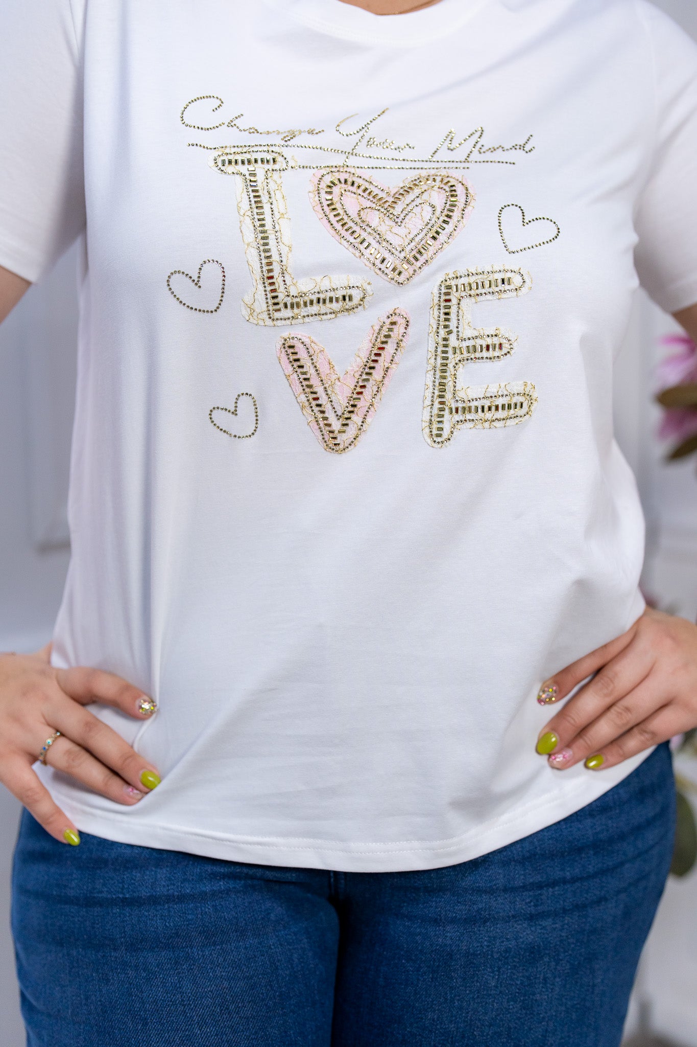 Playera Curvy Blanca LOVE con Pedrería y Bordado Statement