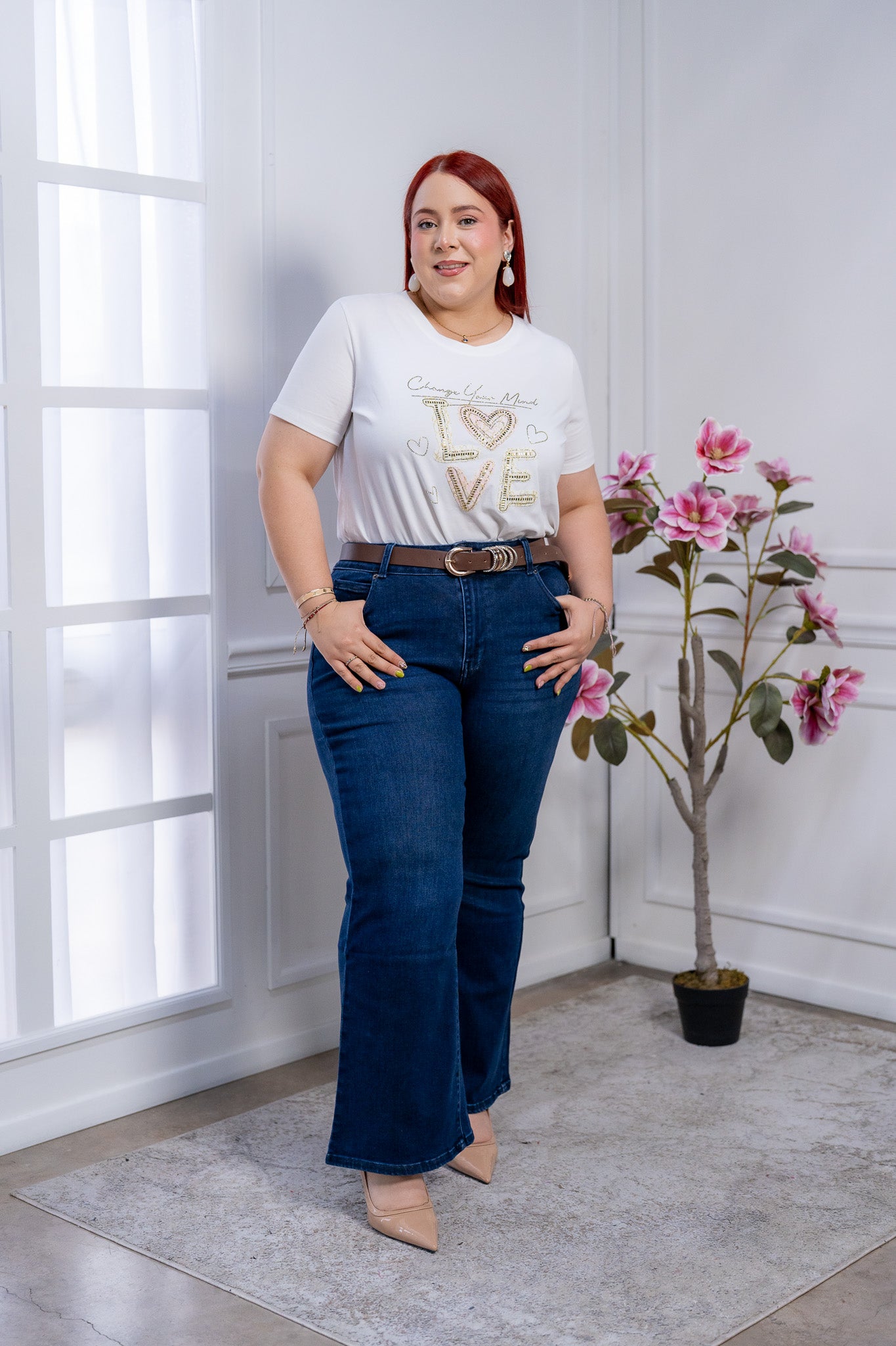 Playera Curvy Blanca LOVE con Pedrería y Bordado Statement