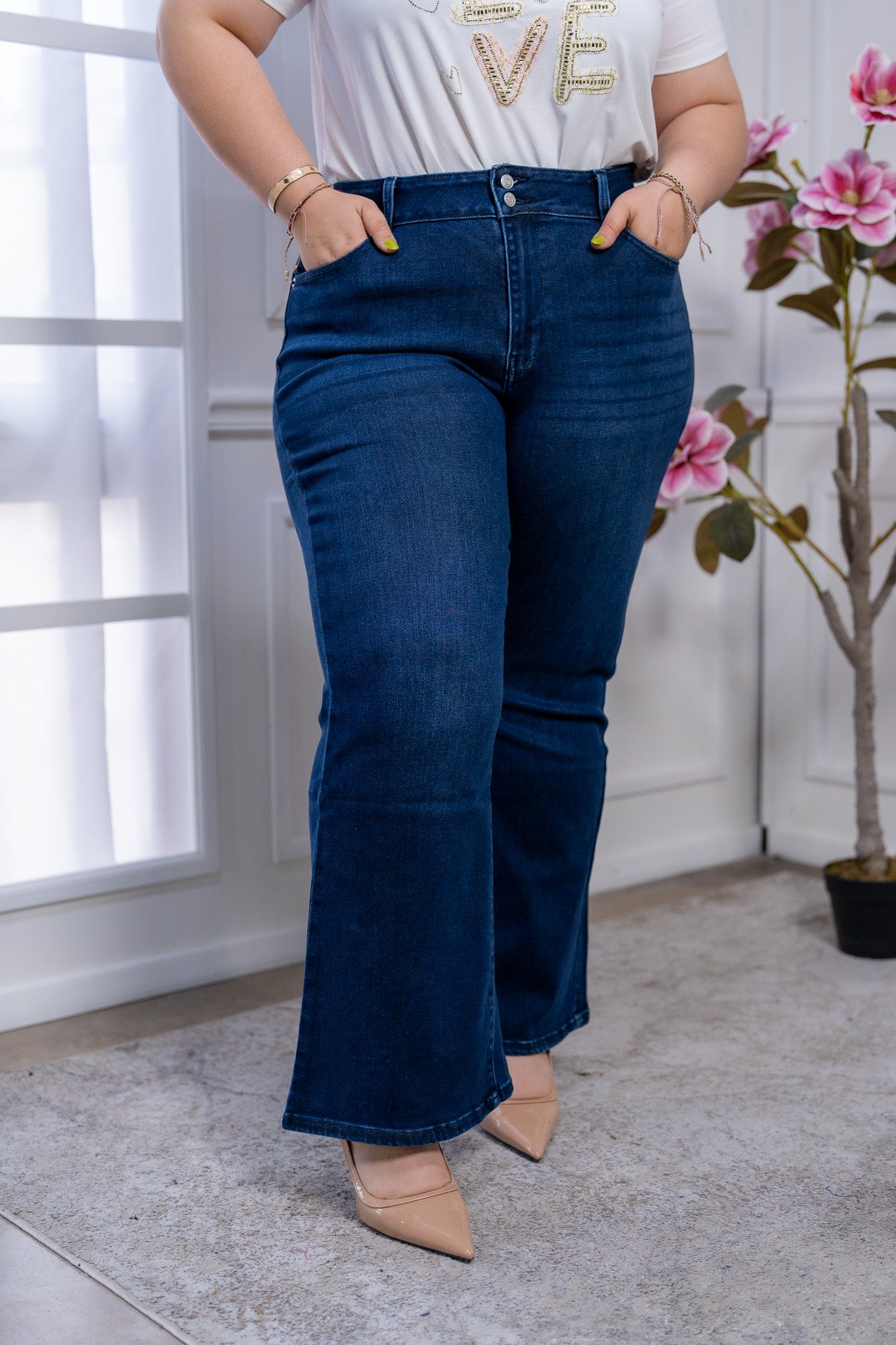 Jeans campana Curvy Azul Oscuro con Tiro Alto y Doble Botón