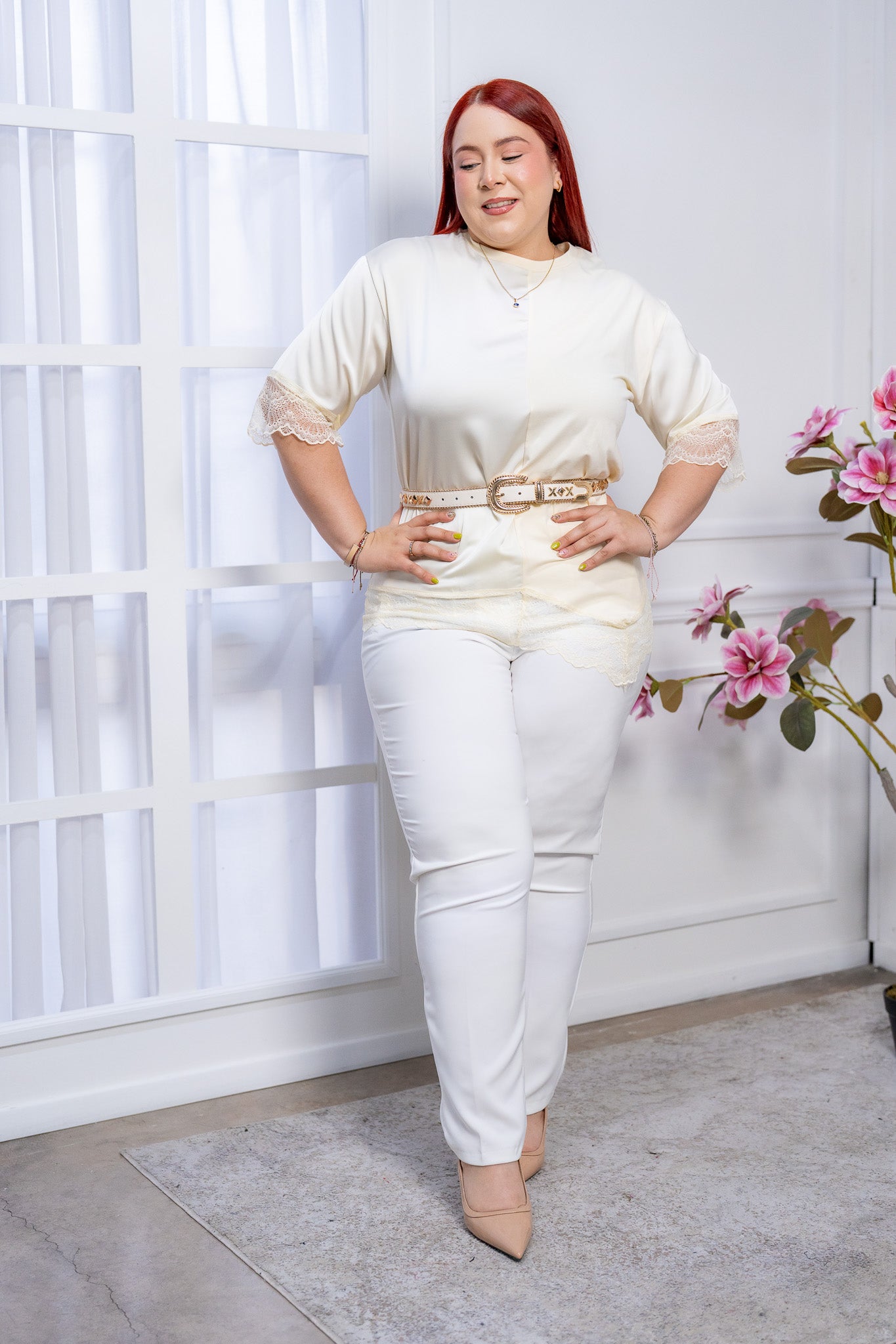 Blusa Curvy Marfil Encaje en Mangas y Ruedo Romántica