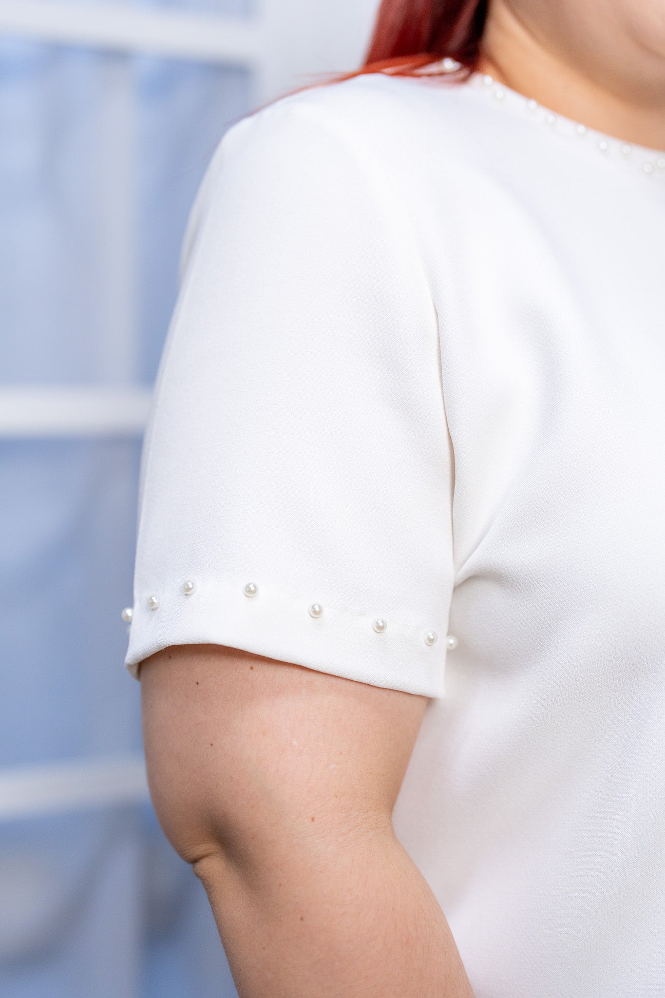 Blusa Curvy Marfil con Perlas en Cuello y Mangas | Elegancia Detallada