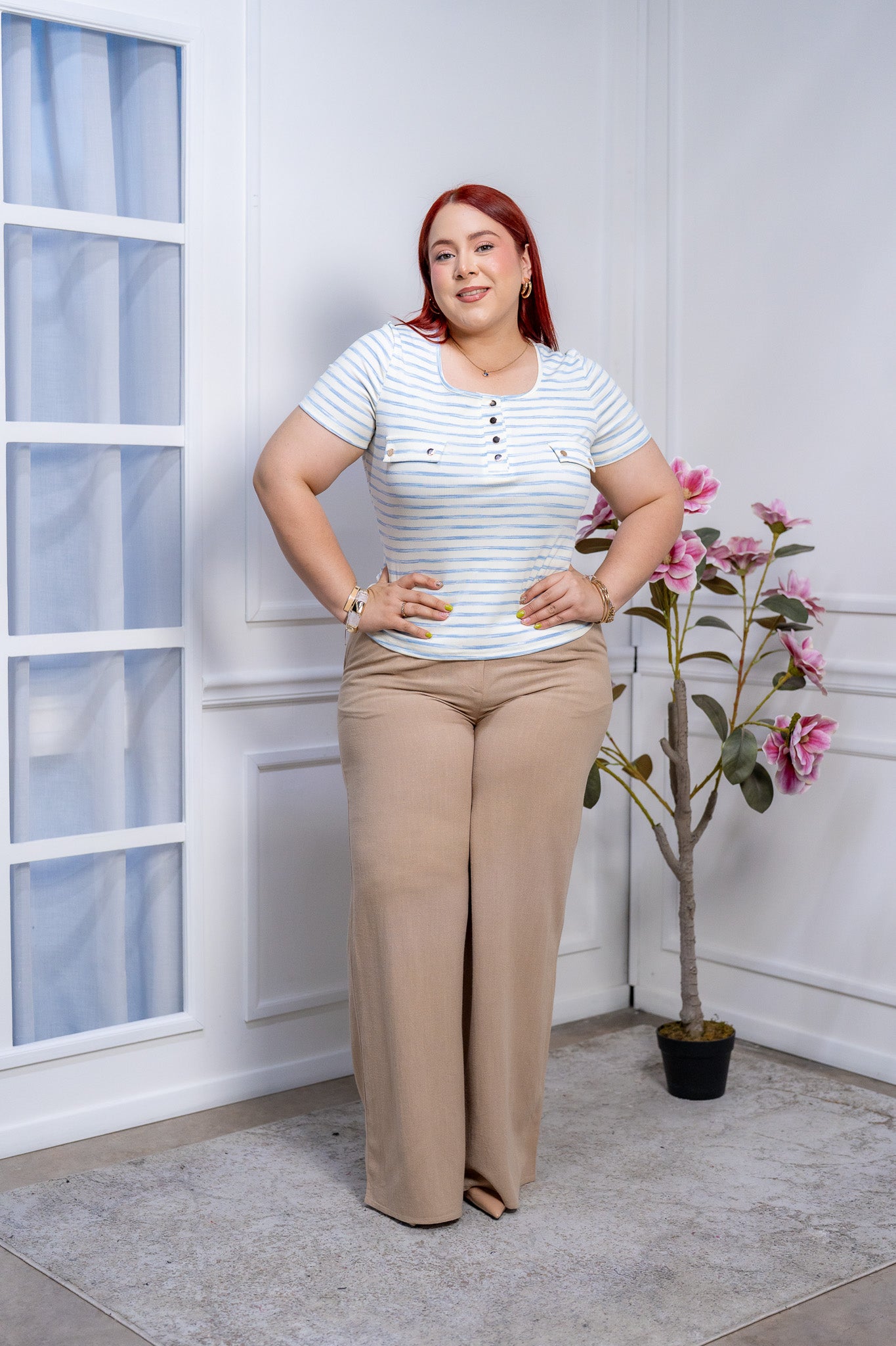 Blusa Curvy de Rayas Azul Cielo con Botones Henley y Bolsillos