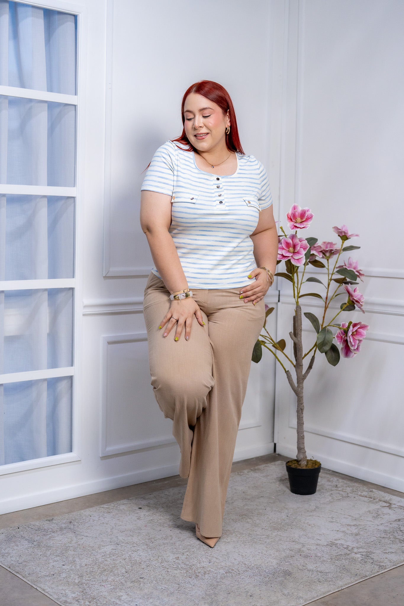 Blusa Curvy de Rayas Azul Cielo con Botones Henley y Bolsillos
