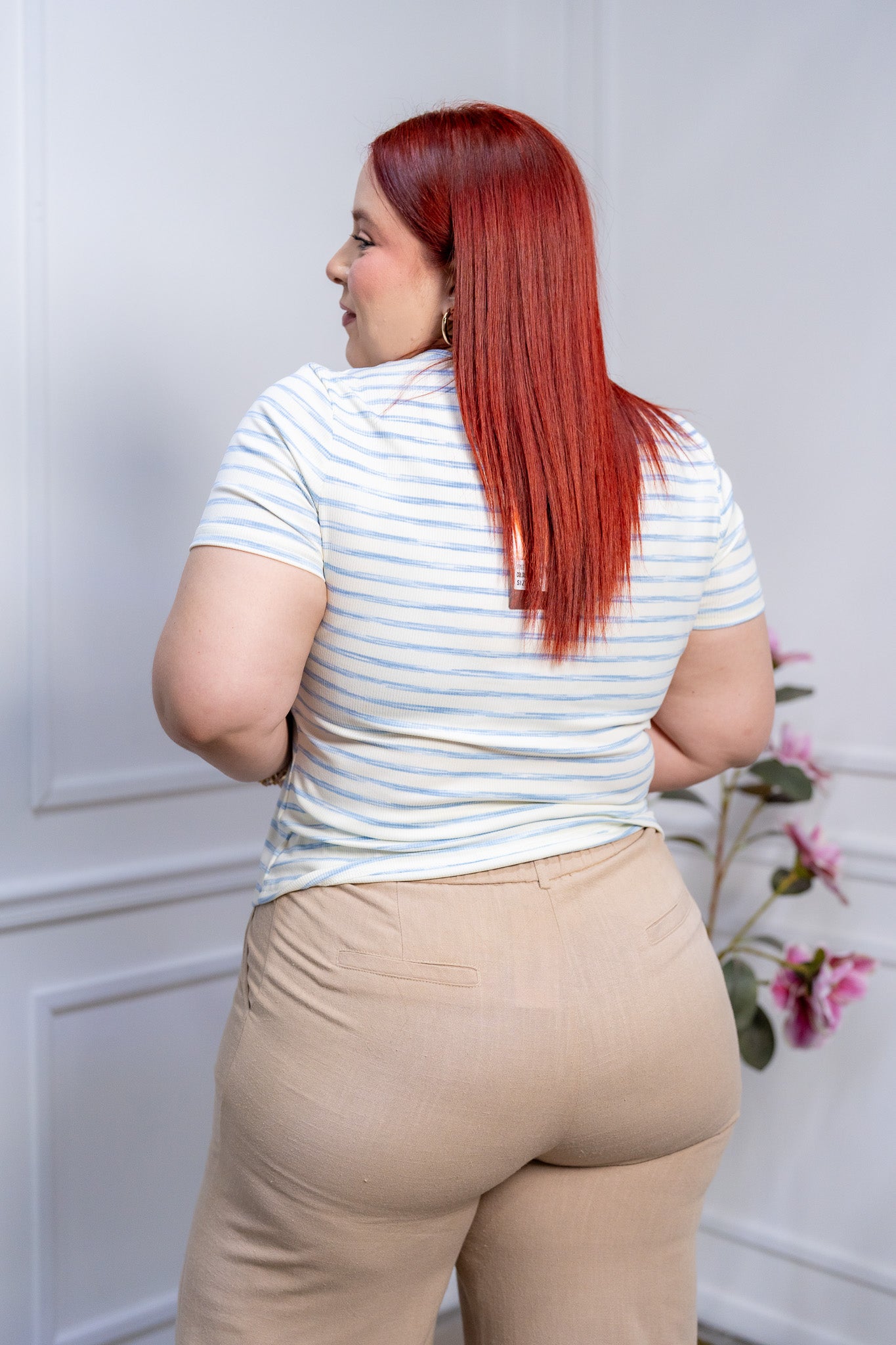Blusa Curvy de Rayas Azul Cielo con Botones Henley y Bolsillos