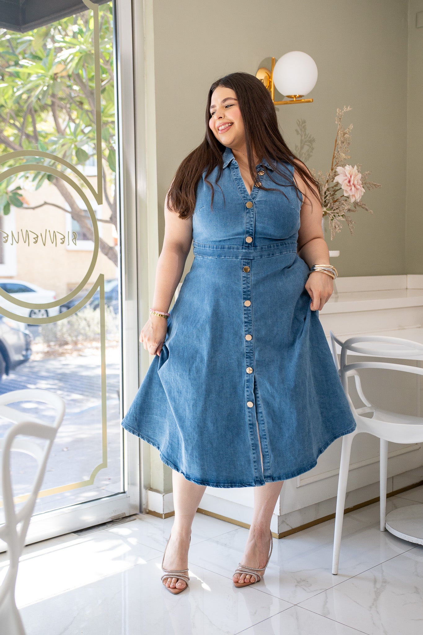 Vestido Denim Curvy de Corte Camisero con Botones Dorados