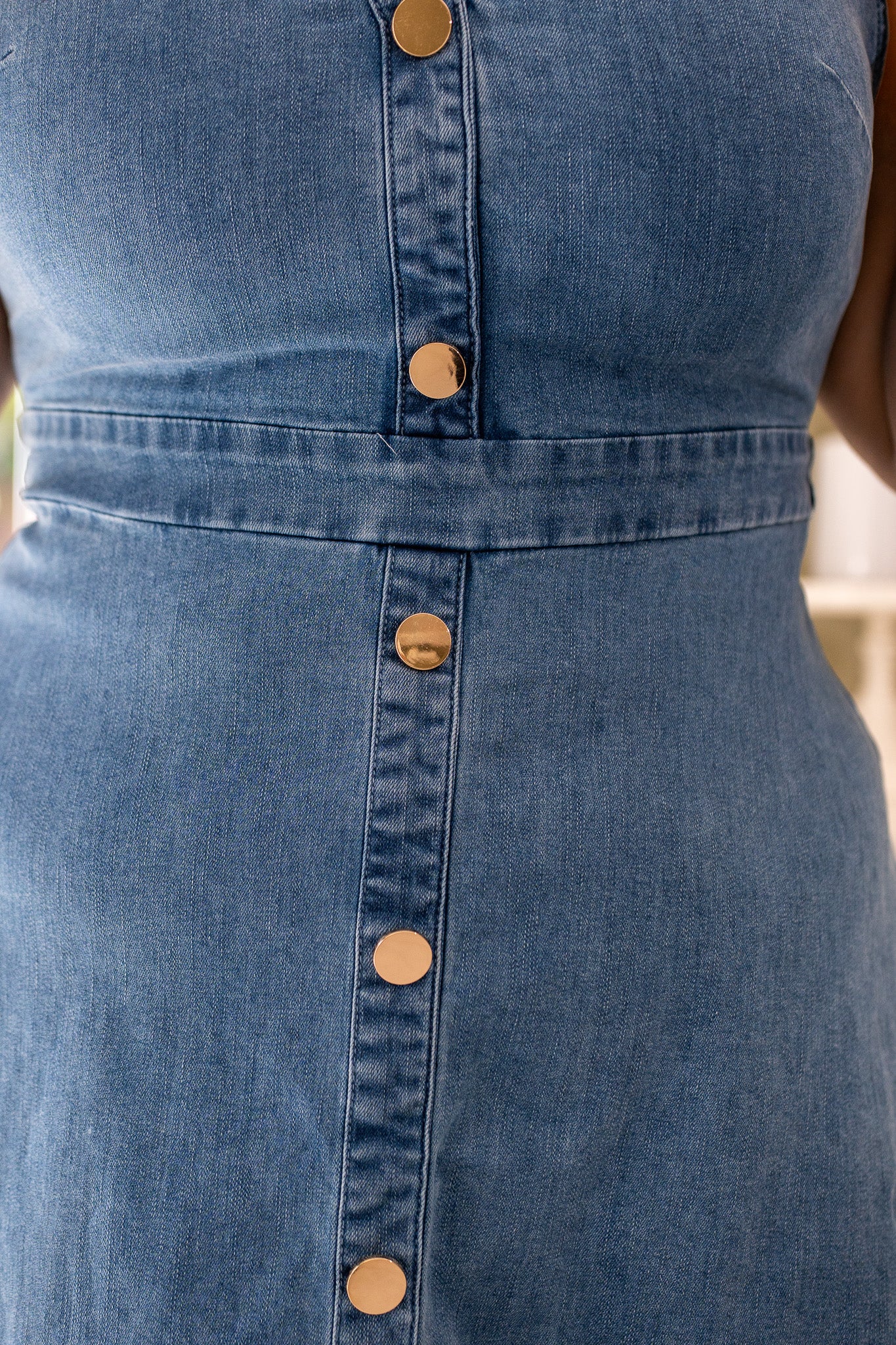 Vestido Denim Curvy de Corte Camisero con Botones Dorados