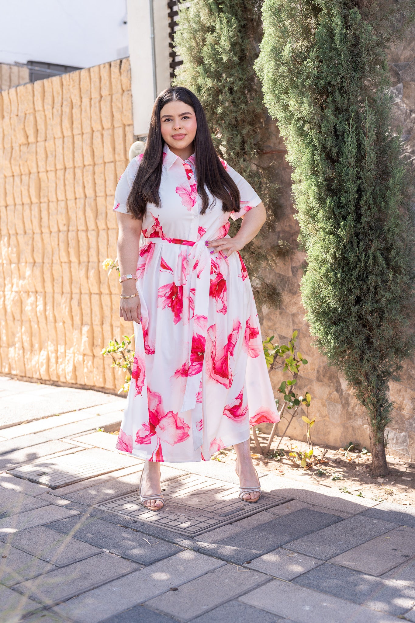 Vestido Curvy Camisero Blanco con Estampado Floral Fucsia