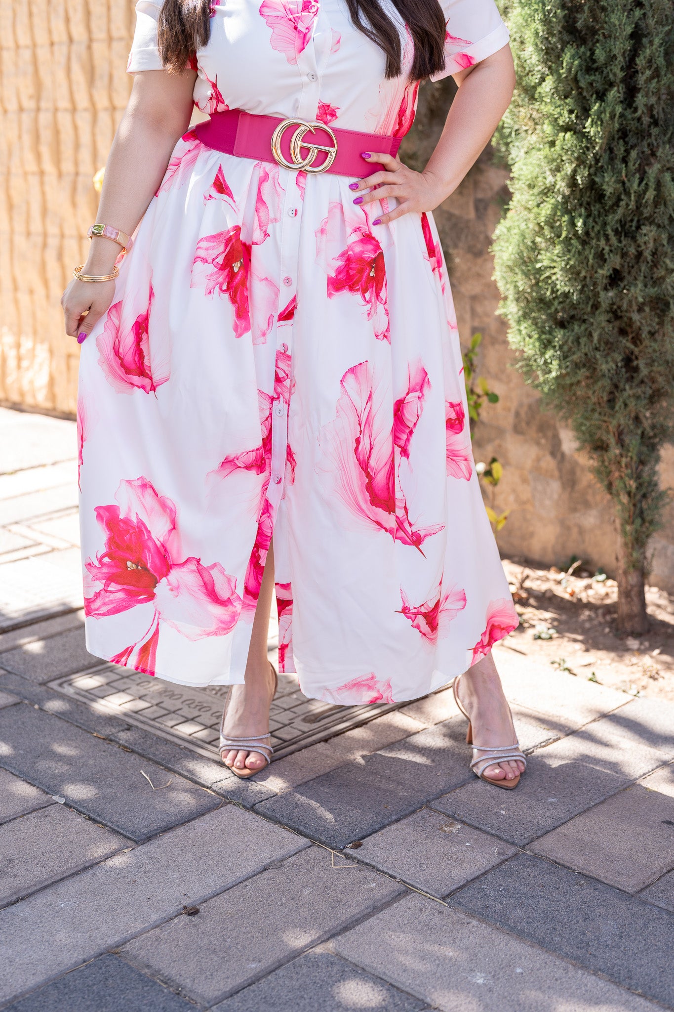 Vestido Curvy Camisero Blanco con Estampado Floral Fucsia