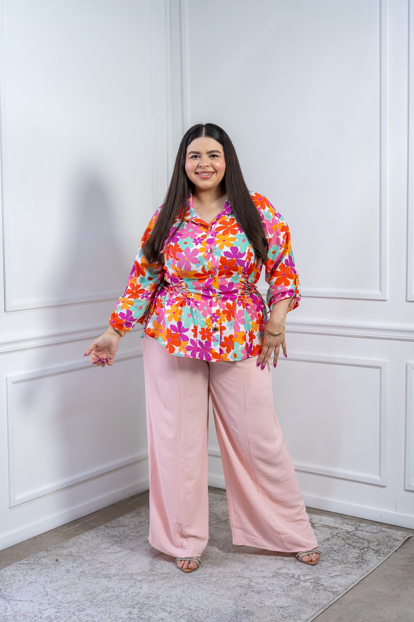 Blusa Curvy Floral Vibrante con Ajuste Lateral Tipo Corset