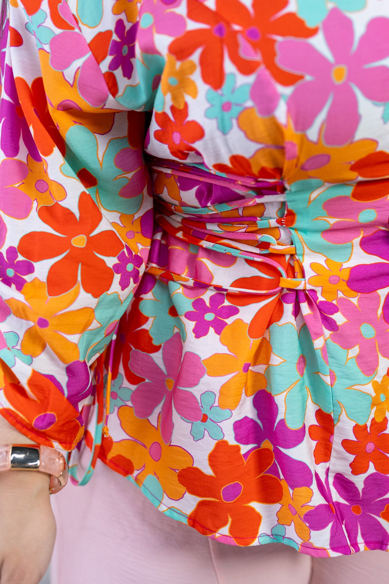 Blusa Curvy Floral Vibrante con Ajuste Lateral Tipo Corset