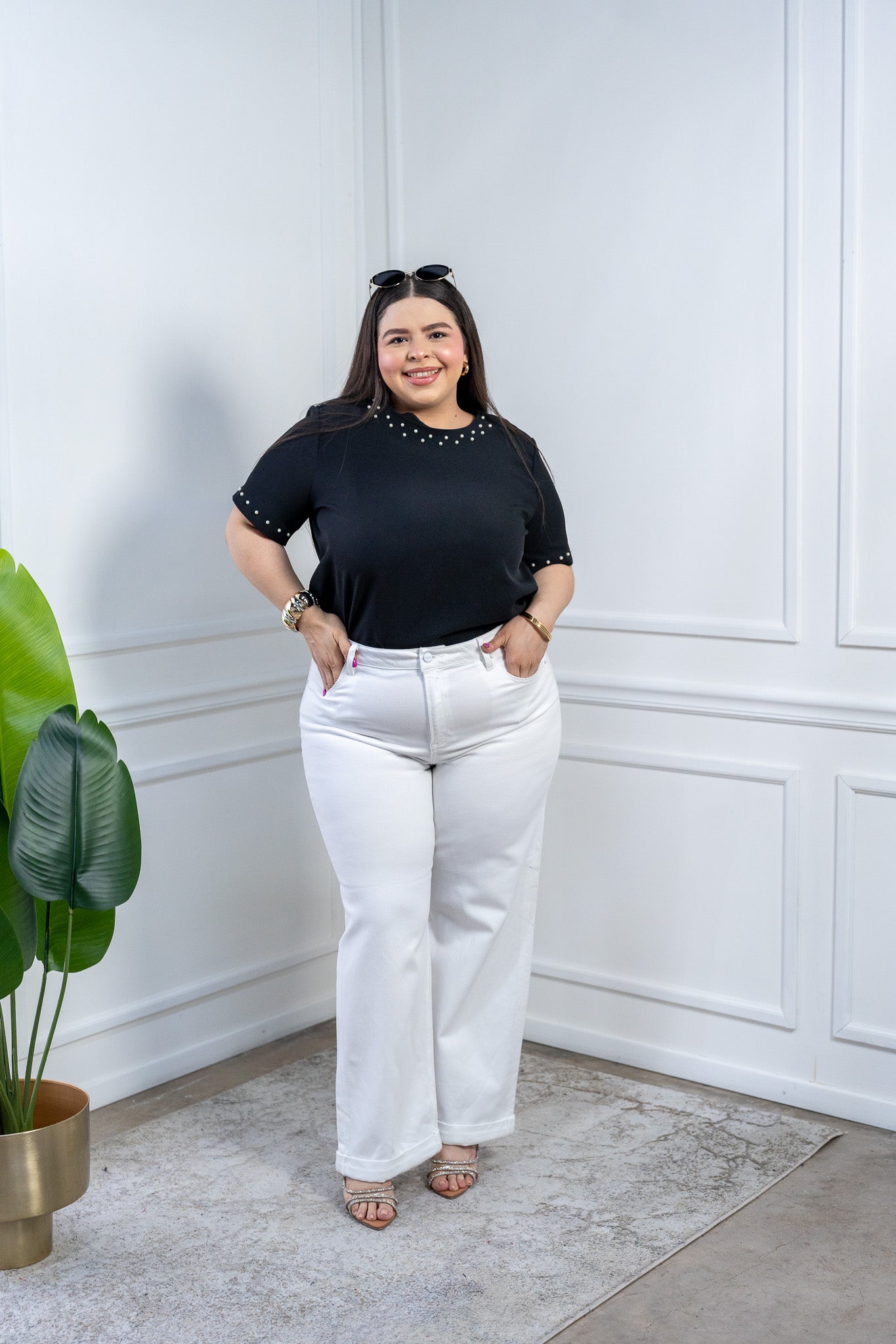 Blusa Curvy Negra de Algodón con Aplicación de Perlas en Cuello y Mangas