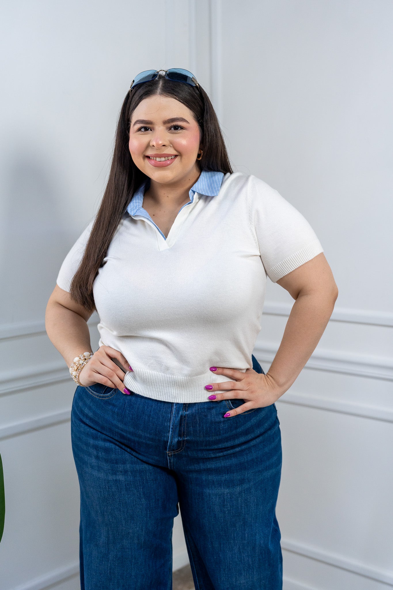Blusa Curvy Canalada Blanca con Cuello Polo Azul