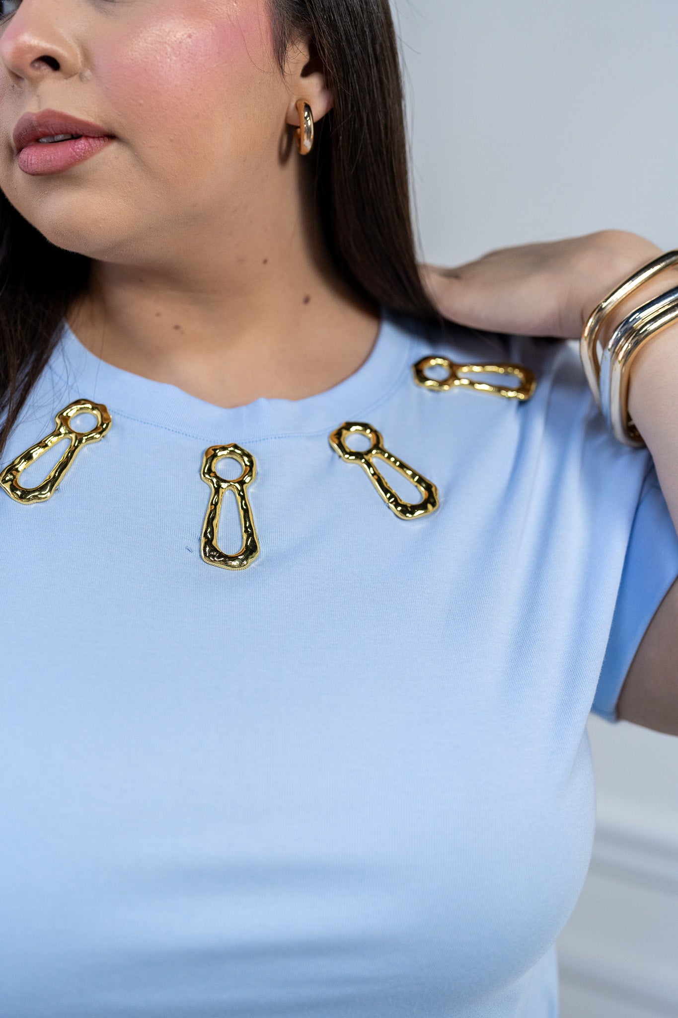 Blusa Curvy Azul Cielo de Algodón con Herrajes Dorados