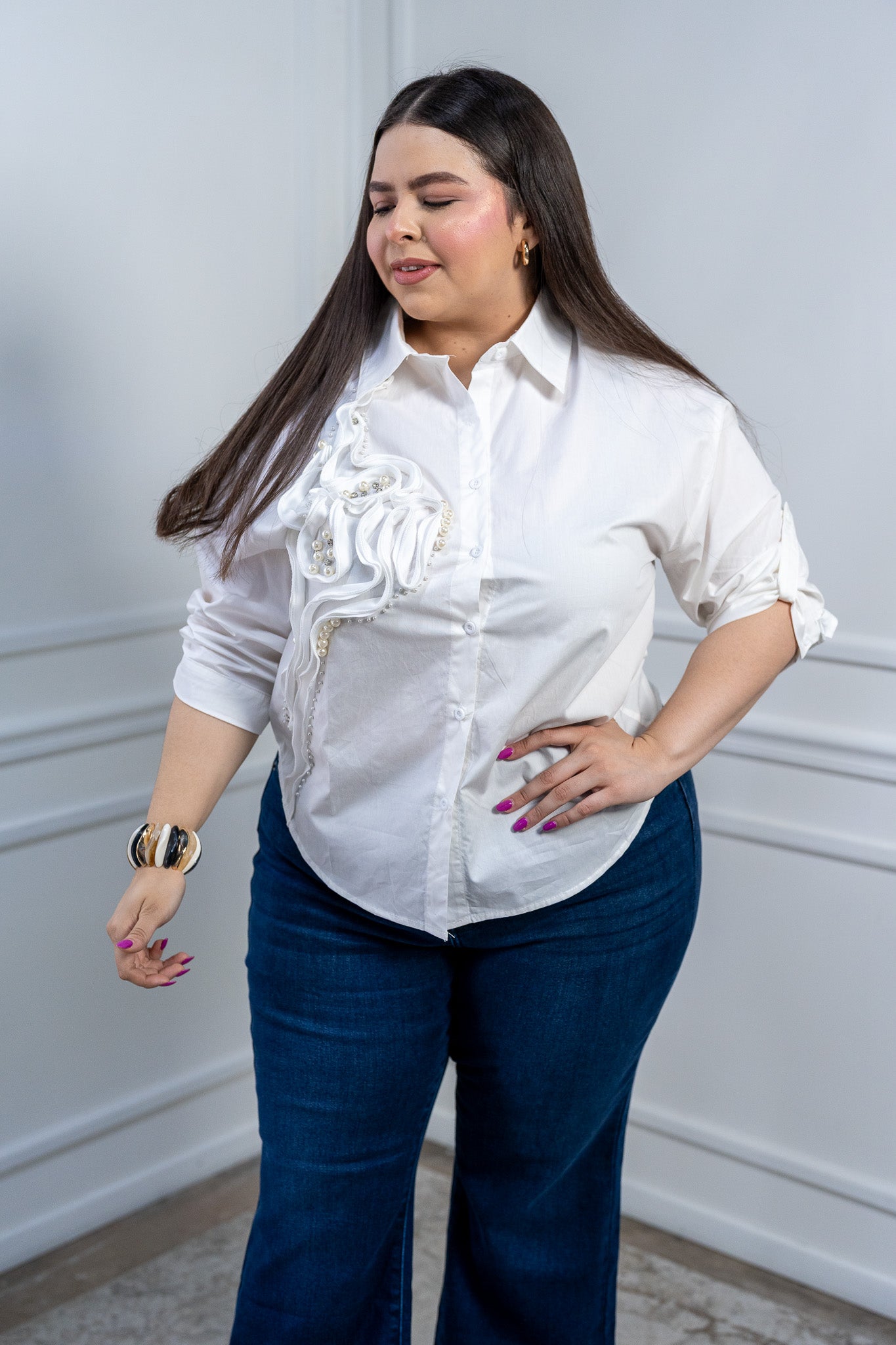Camisa Curvy Blanca Algodón con Aplicación Floral 3D y Perlas