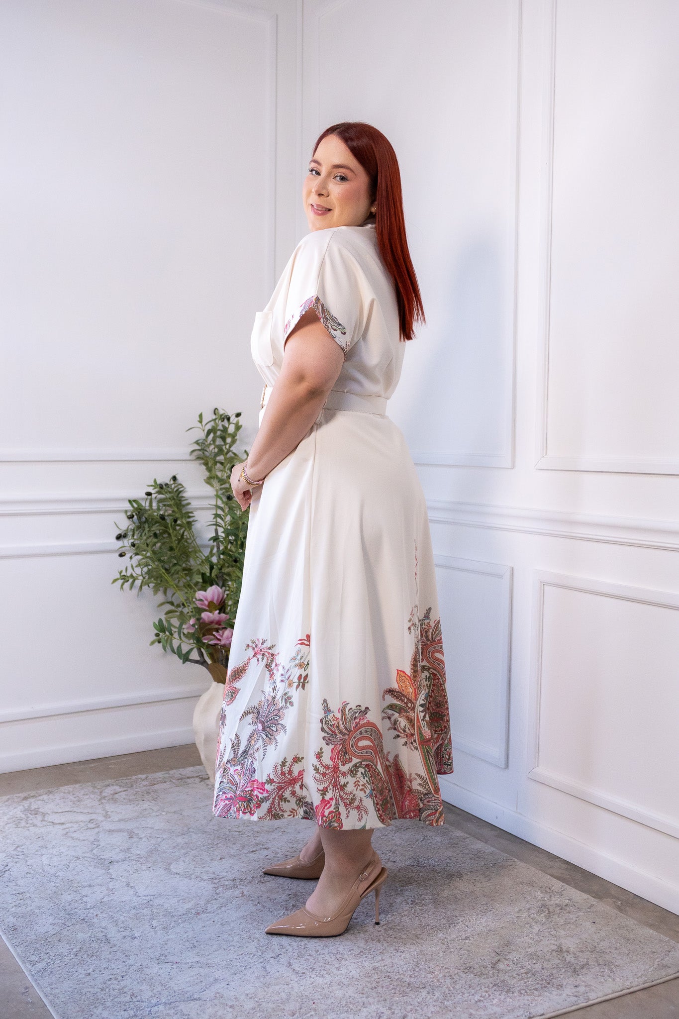 Maxi Vestido Curvy Detalles con Cinto Beige Define Cintura