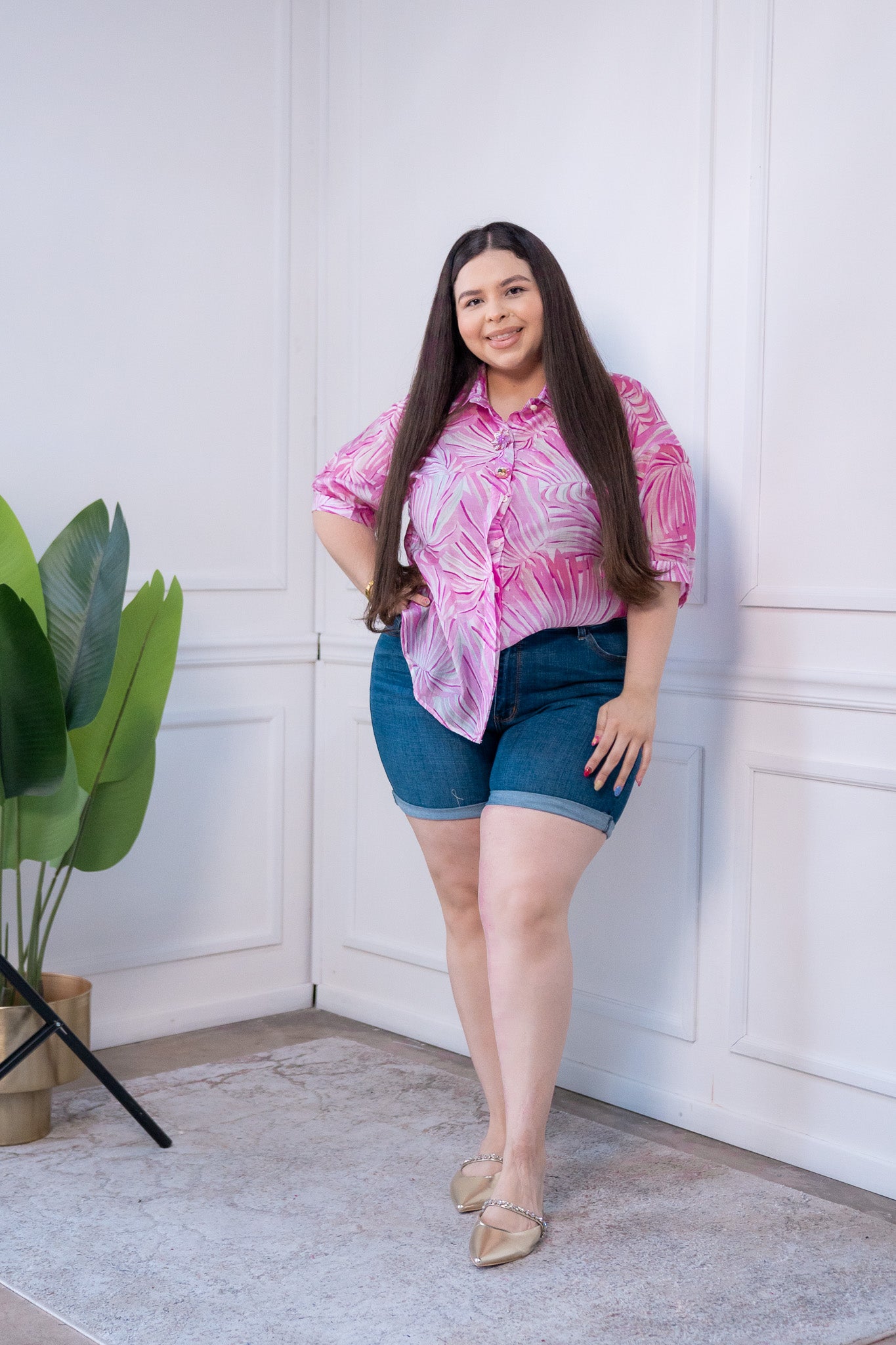 Camisa olgada de gasa estampada floral ligera y fresca.