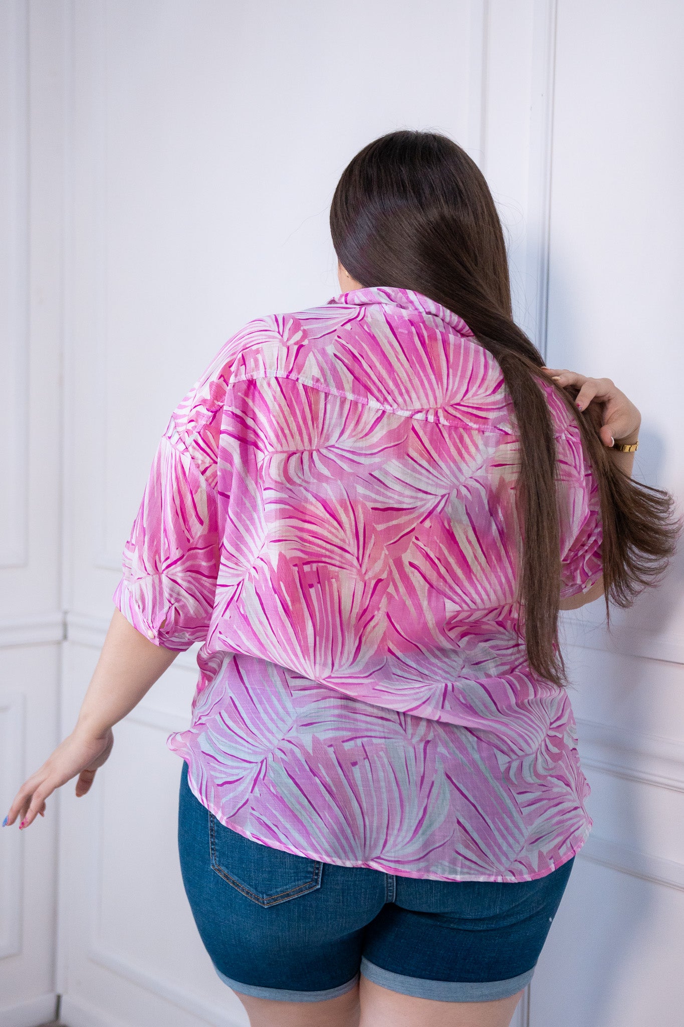 Camisa olgada de gasa estampada floral ligera y fresca.