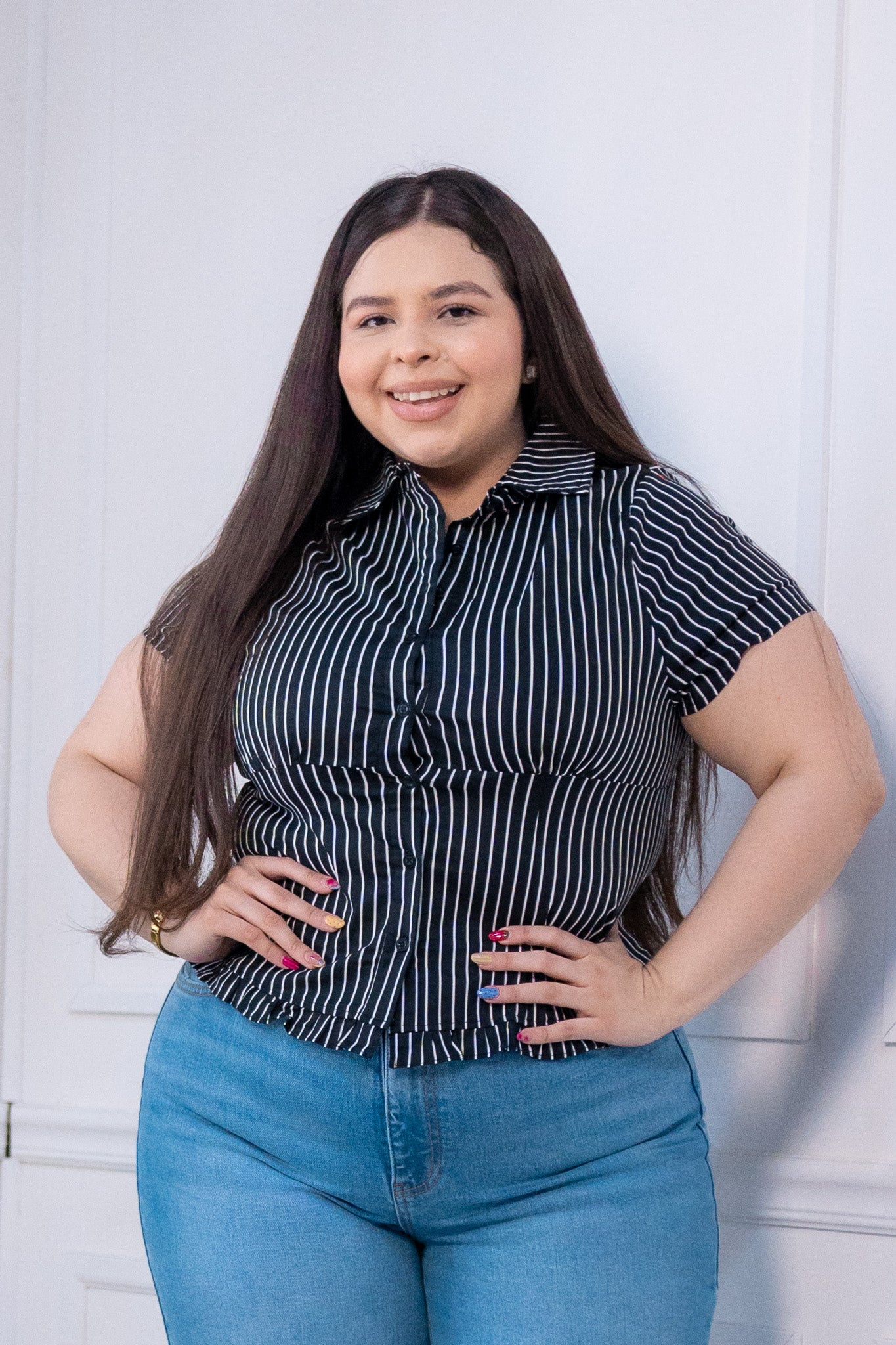 Camisa con rayas y elástico atrás para un look de oficina chic.