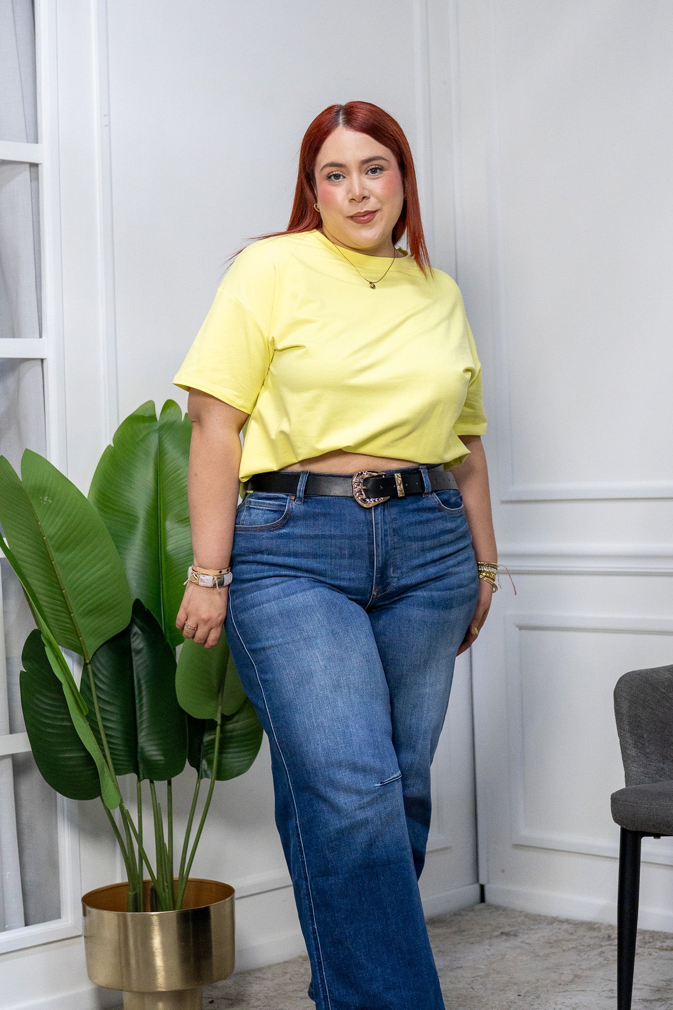 Modelo curvy usando playera oversize de algodón con stretch en color lima, talla extra plus size