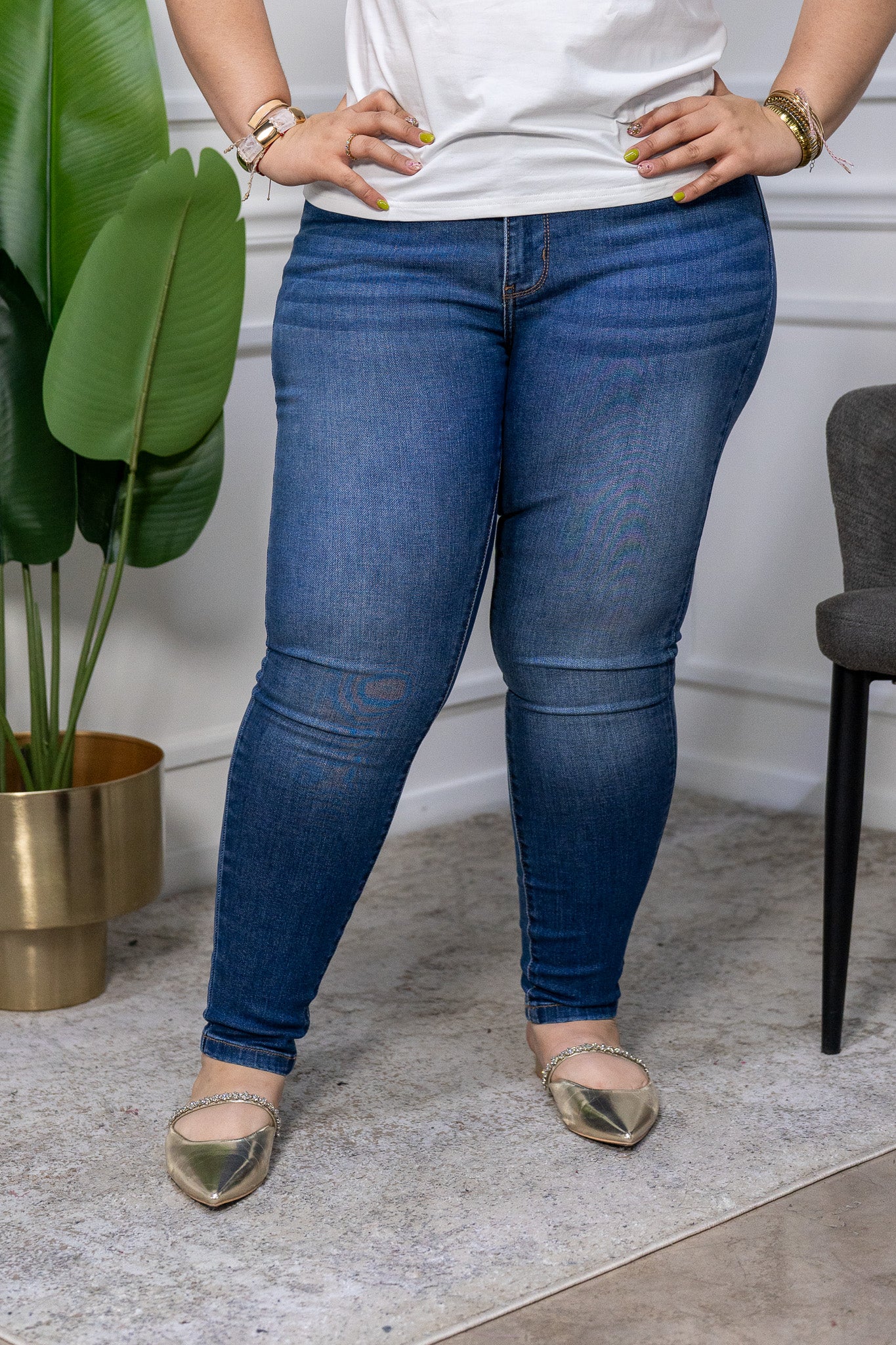 Modelo curvy usando jeans skinny en mezclilla deslavada oscura, talla extra plus size