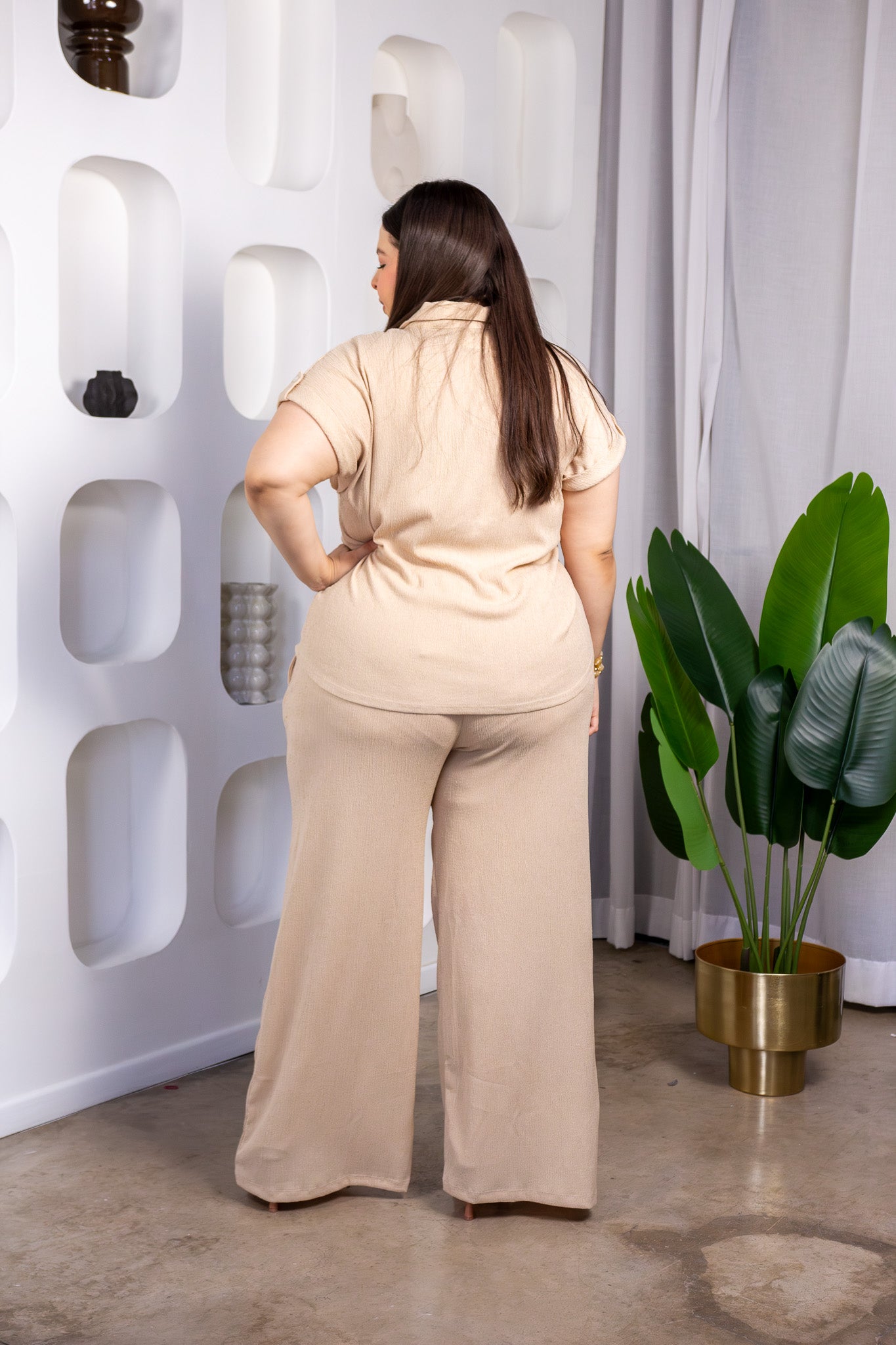 Conjunto Curvy Beige Tela Corrugada Camisa y Palazzo Atemporal