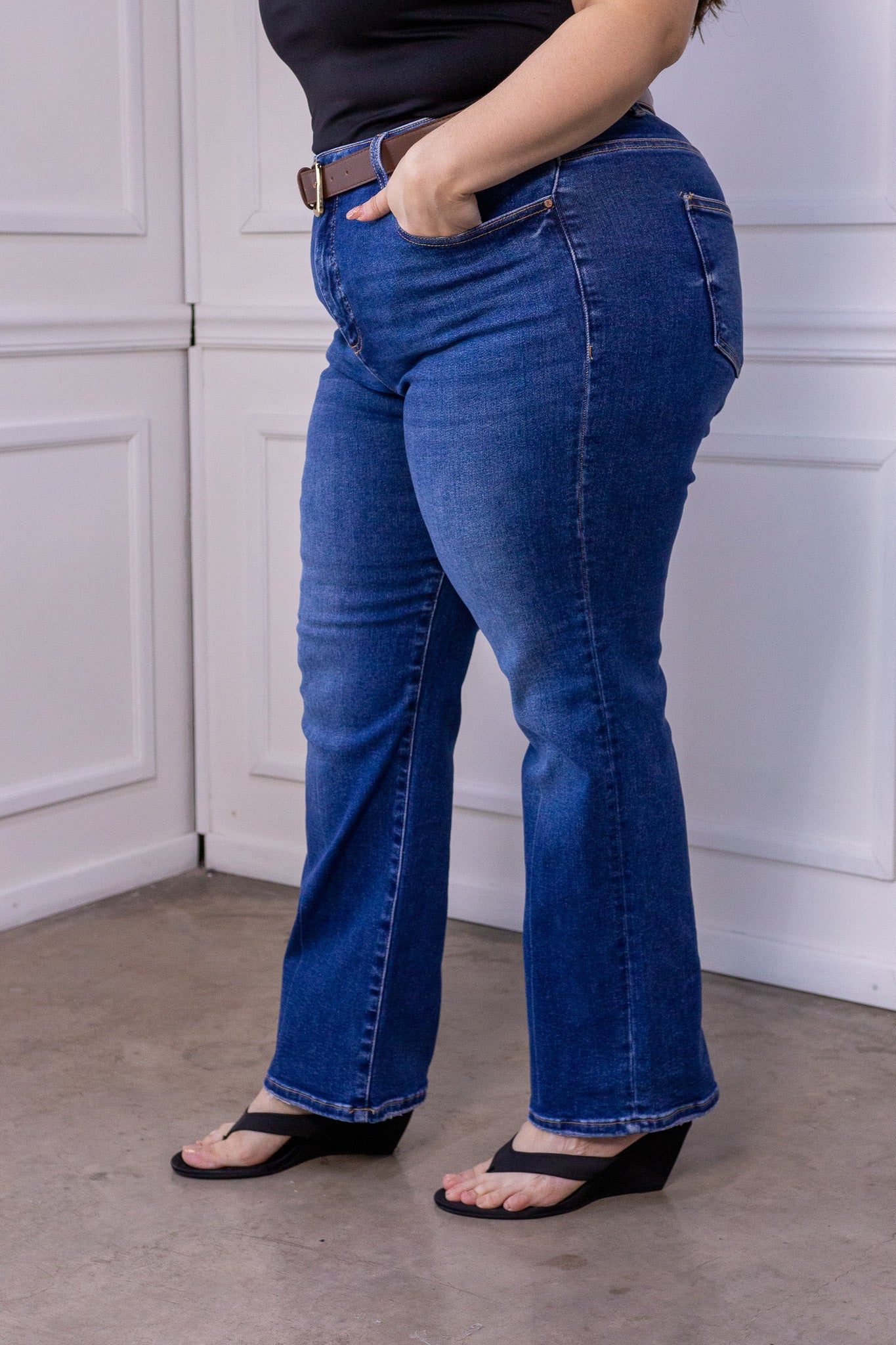 Jeans Curvy Recto Crop Cintura Alta Azul Oscuro