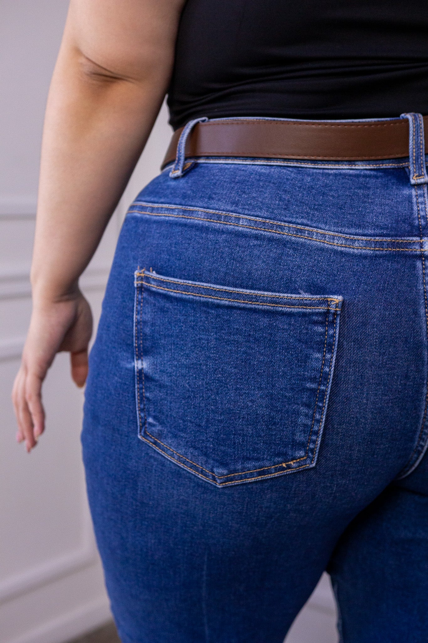 Jeans Curvy Recto Crop Cintura Alta Azul Oscuro