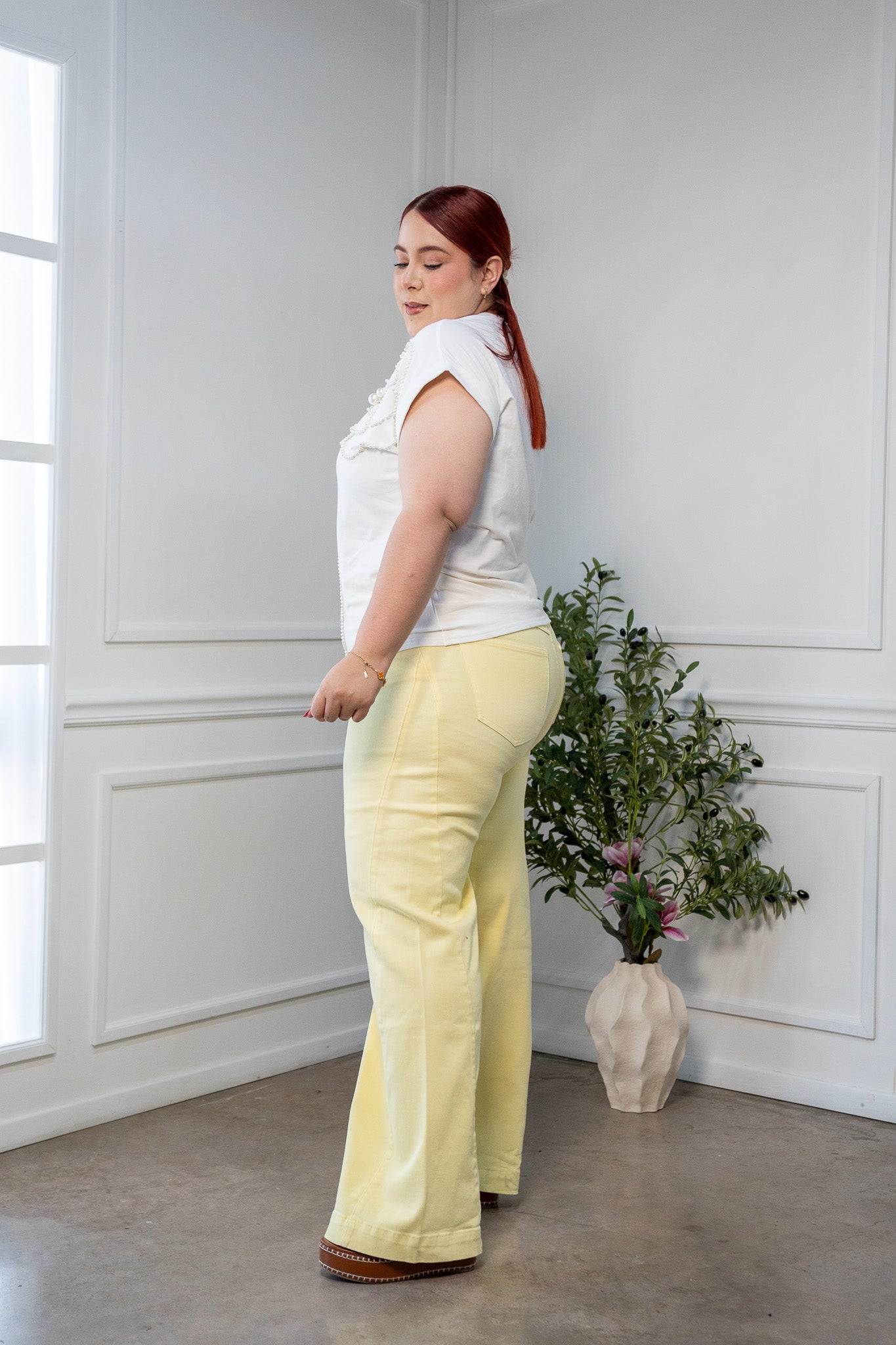 Playera Curvy Bordado Flores y Perlas Blanca