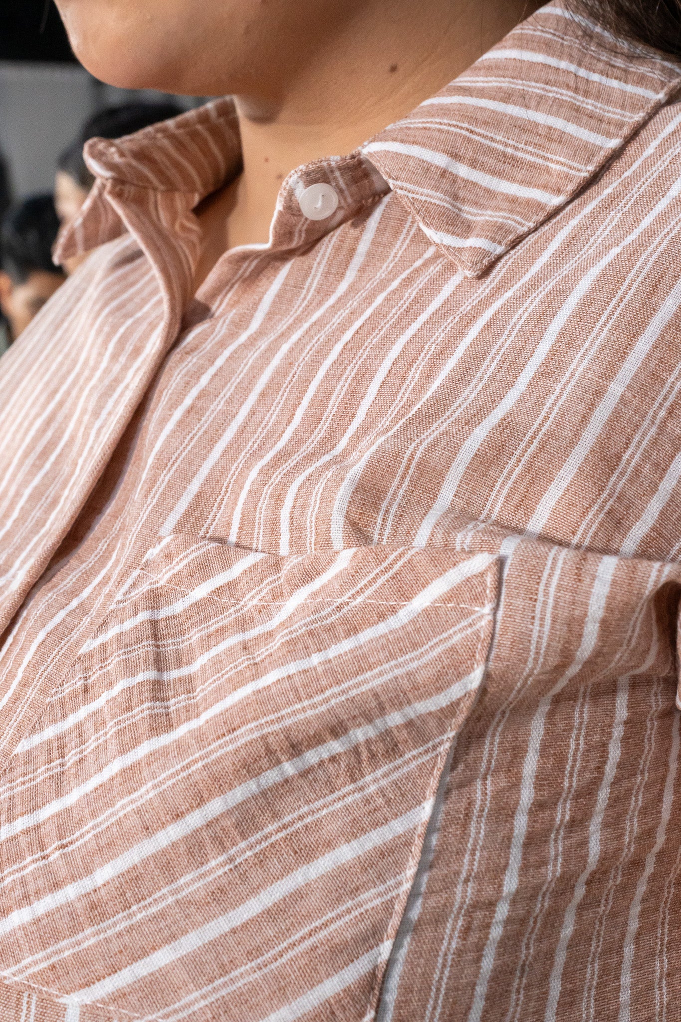 Camisa de Rayas Café Plus Size para Mujer