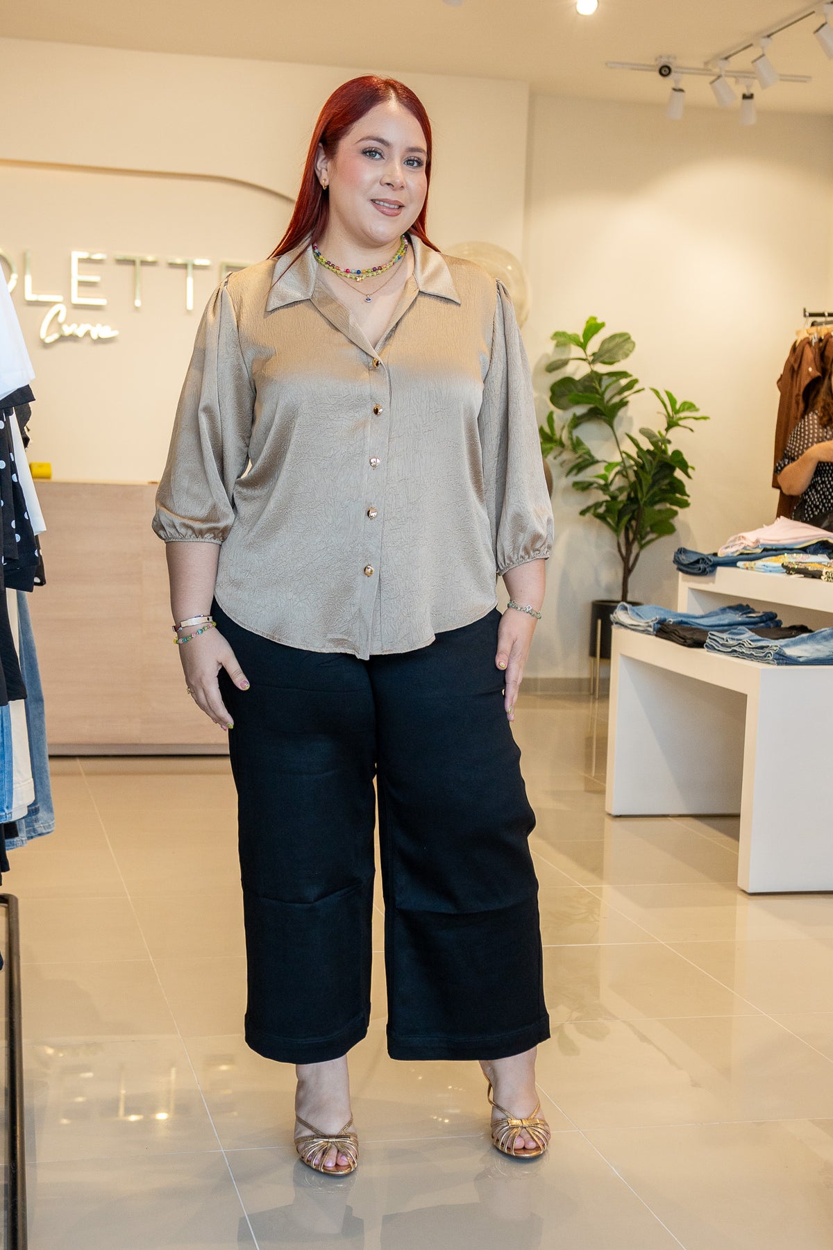 Blusa Curvy Satín Cuello Camisero Botones Dorada