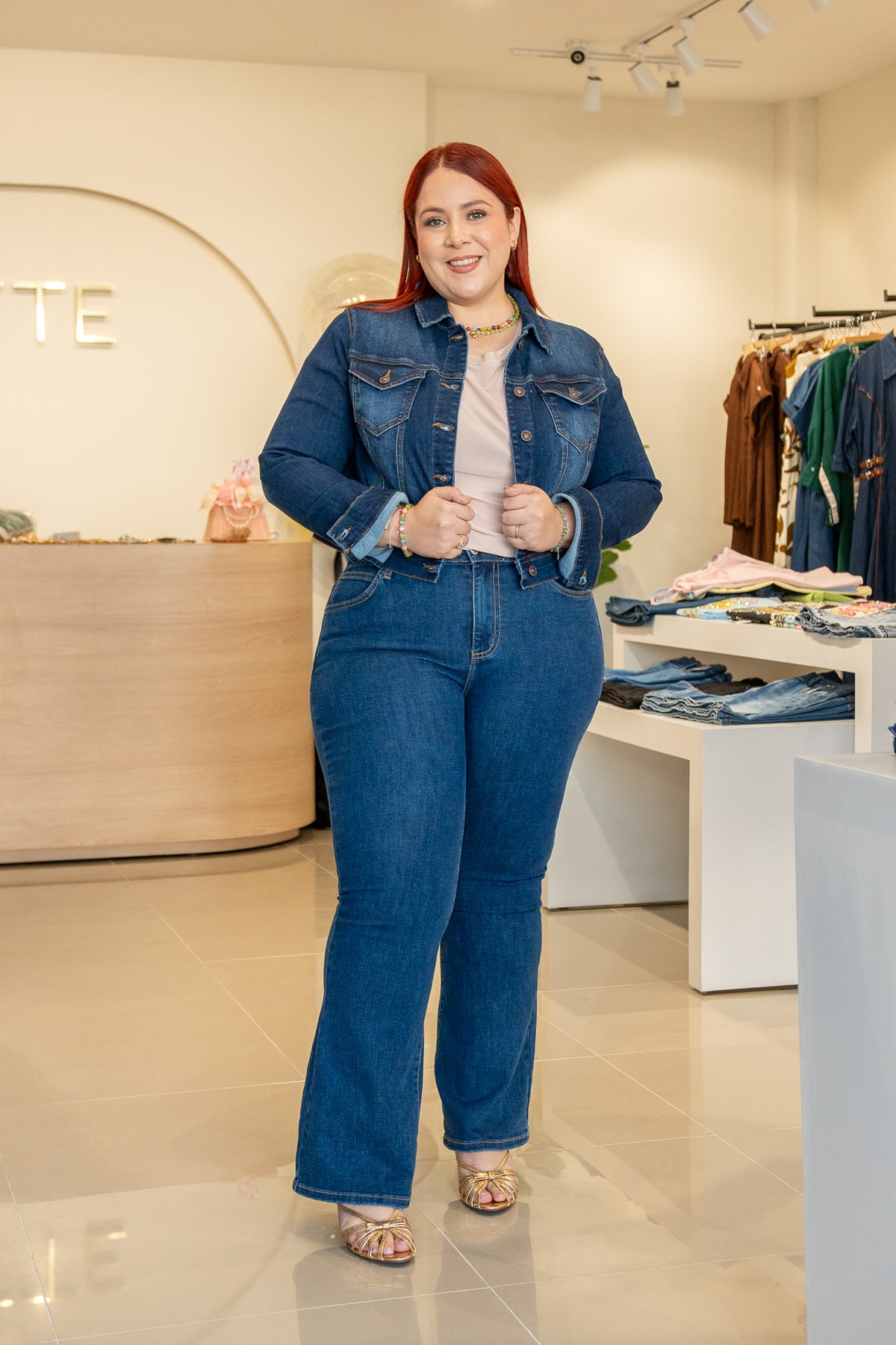 Chamarra Curvy Mezclilla Cropped Botones Denim Oscuro