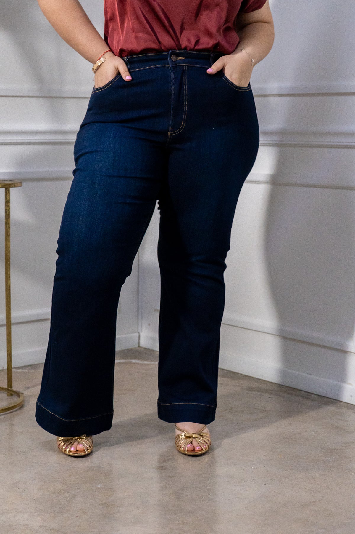 Jeans Curvy Campana Flare Denim Oscuro Clásico