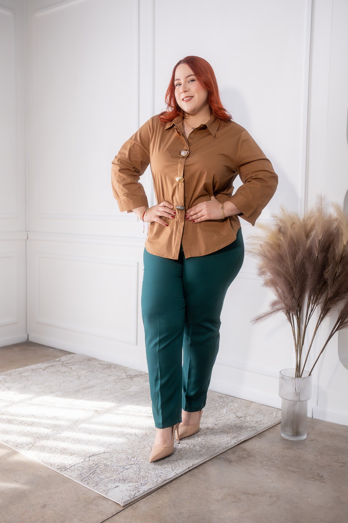 Camisa detalles botones cafe