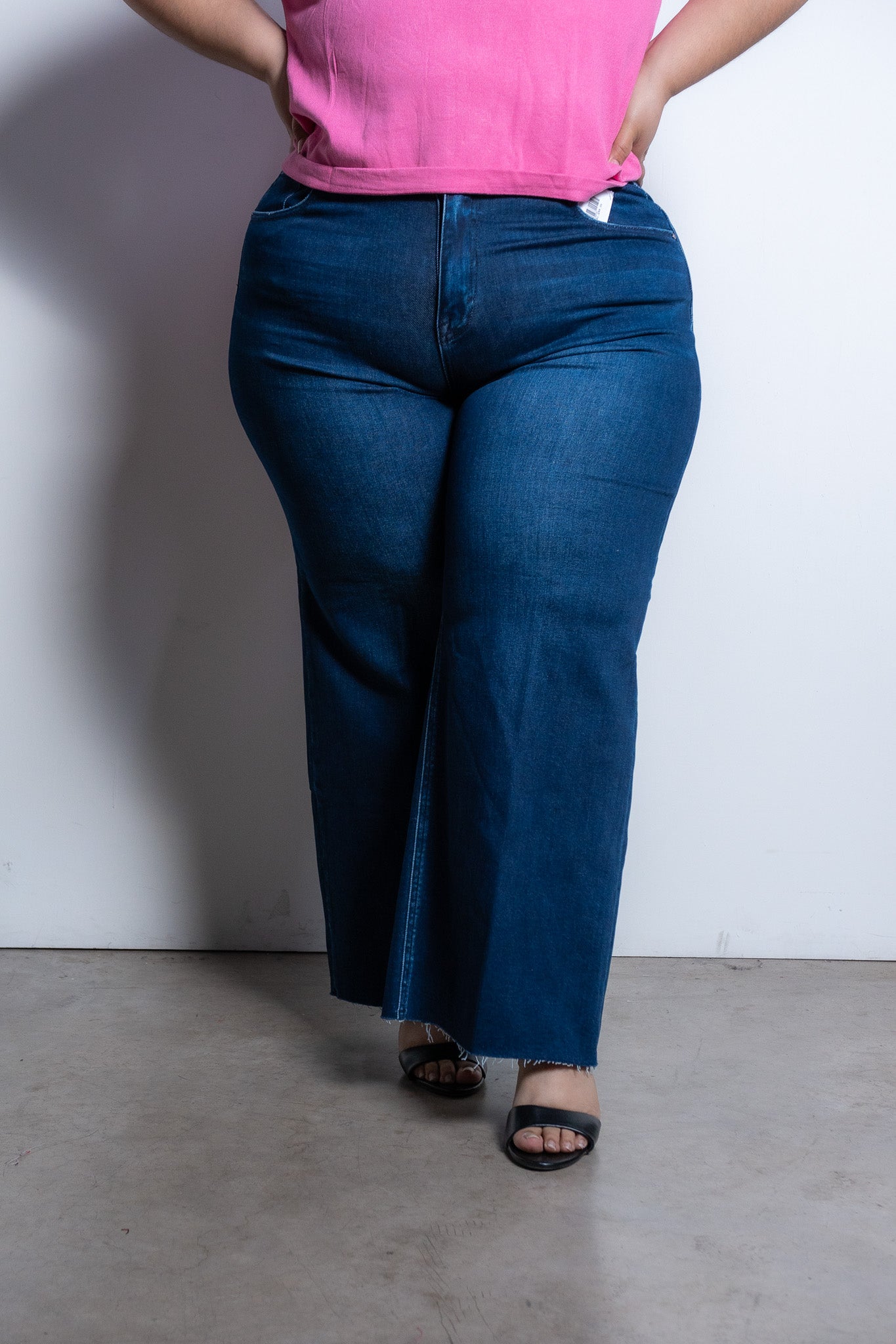 Jeans Curvy Recto Liso Oscuro Crop Tiro Alto Sin Bastilla