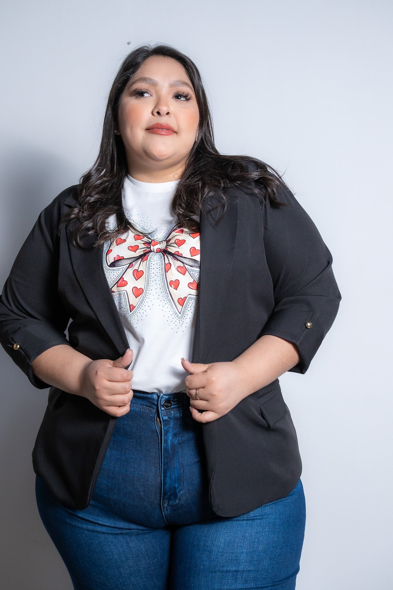 Playera Curvy Moños con Corazones Blanca Femenina Tierna