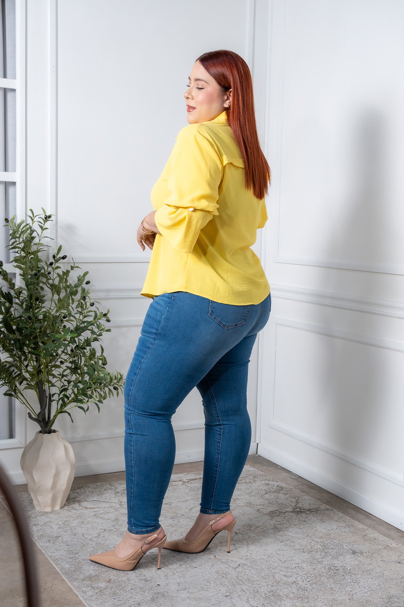 Blusa lisa detalles manga amarilla