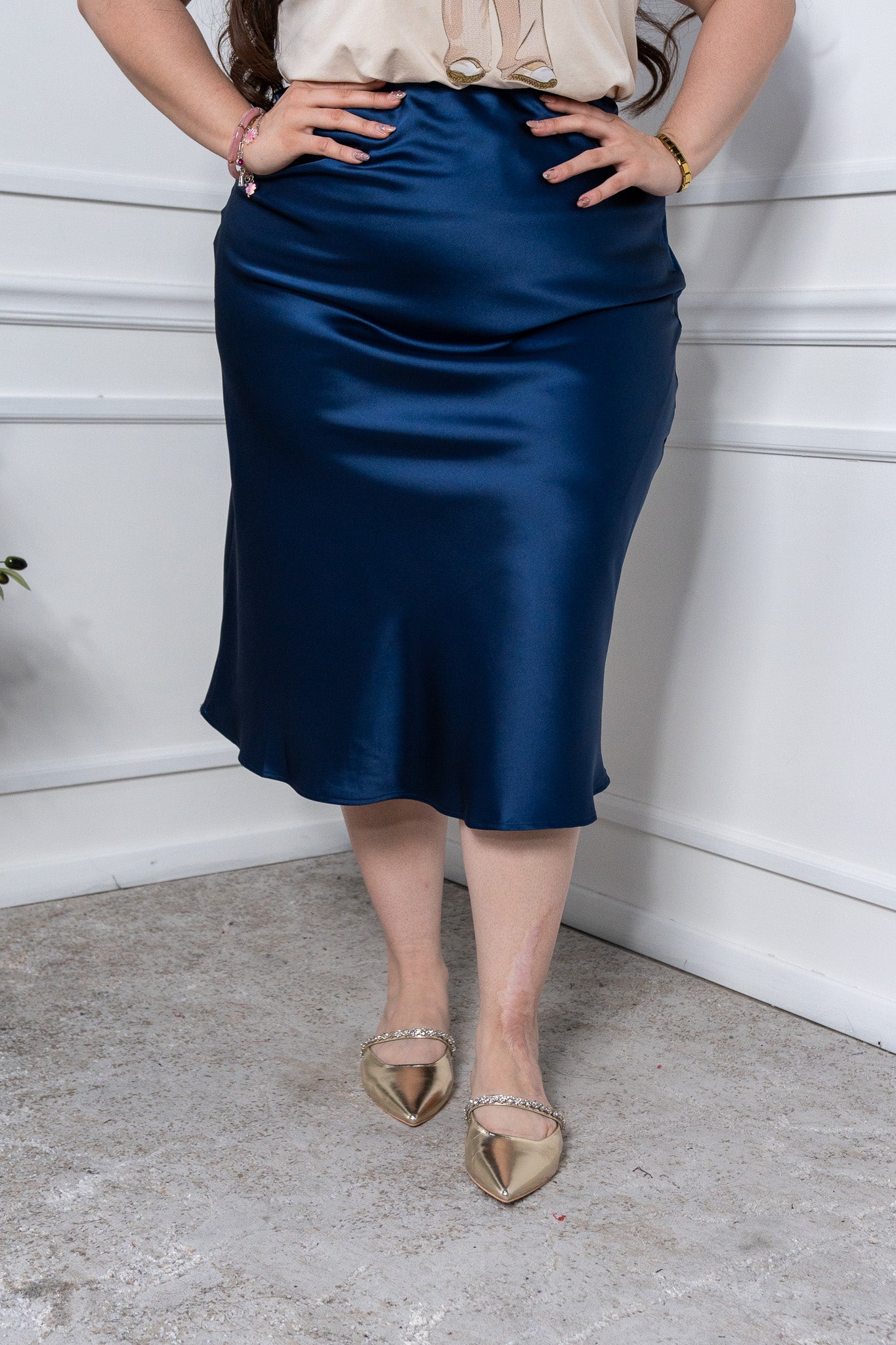 Falda Curvy Satín Lisa Azul Brillo Sutil Elegante Versátil