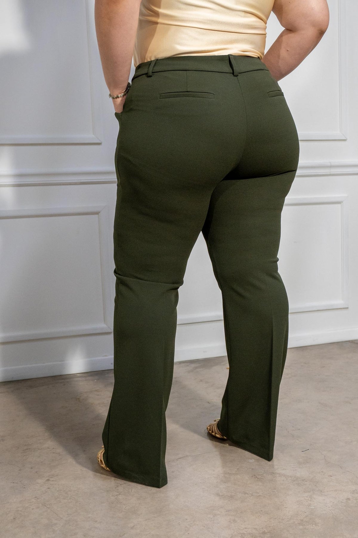 Pantalón Curvy de Vestir Liso Bota Recta Olivo